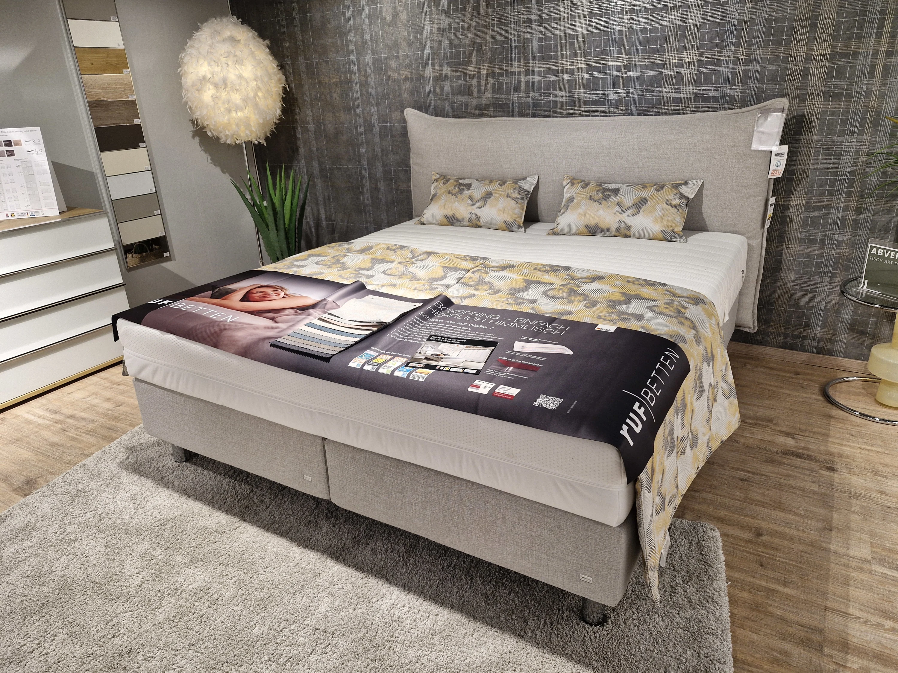 Bett mit einer Zeitschrift darauf