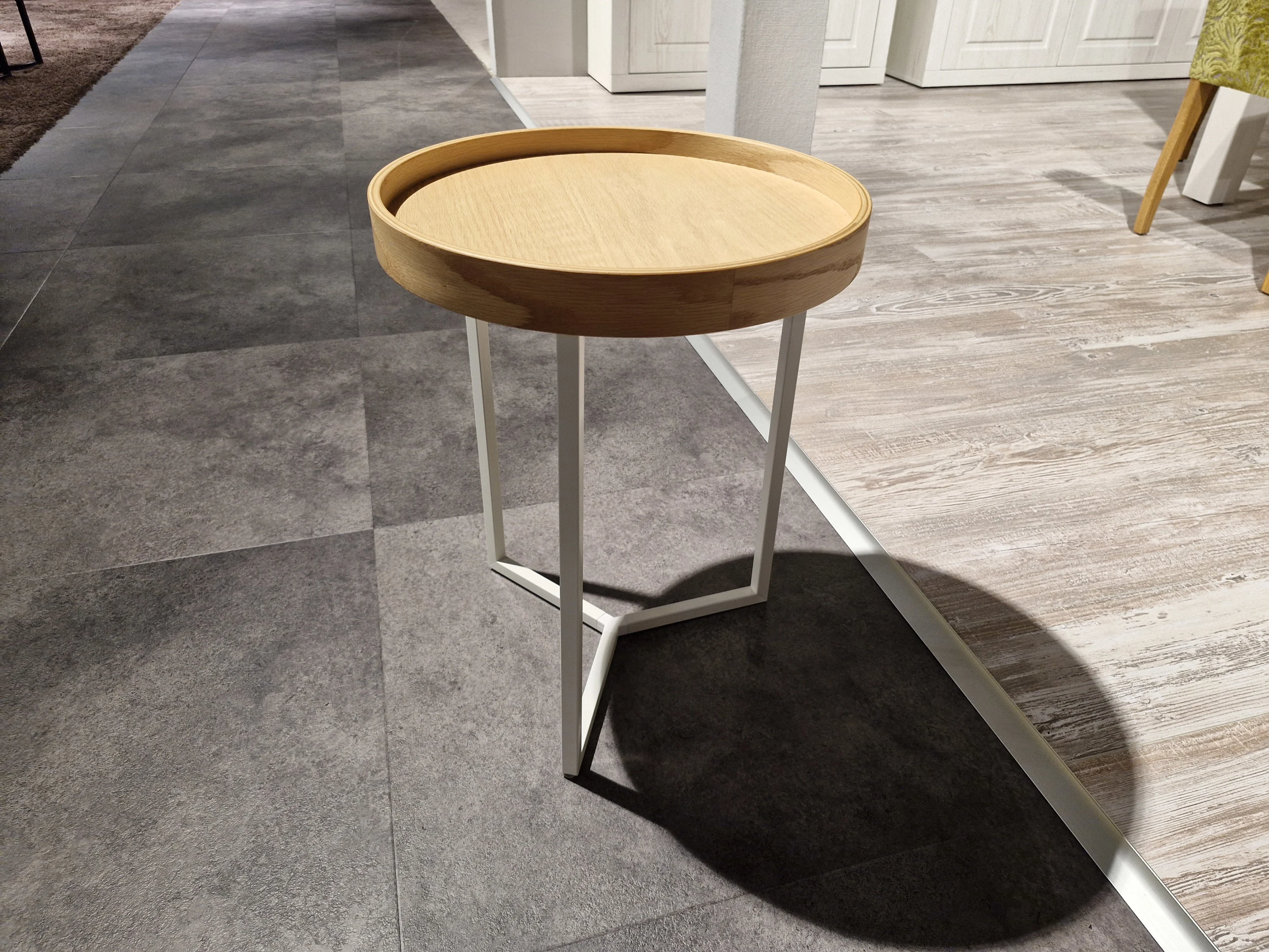 Tisch mit einer Holzplatte und Metallbeinen