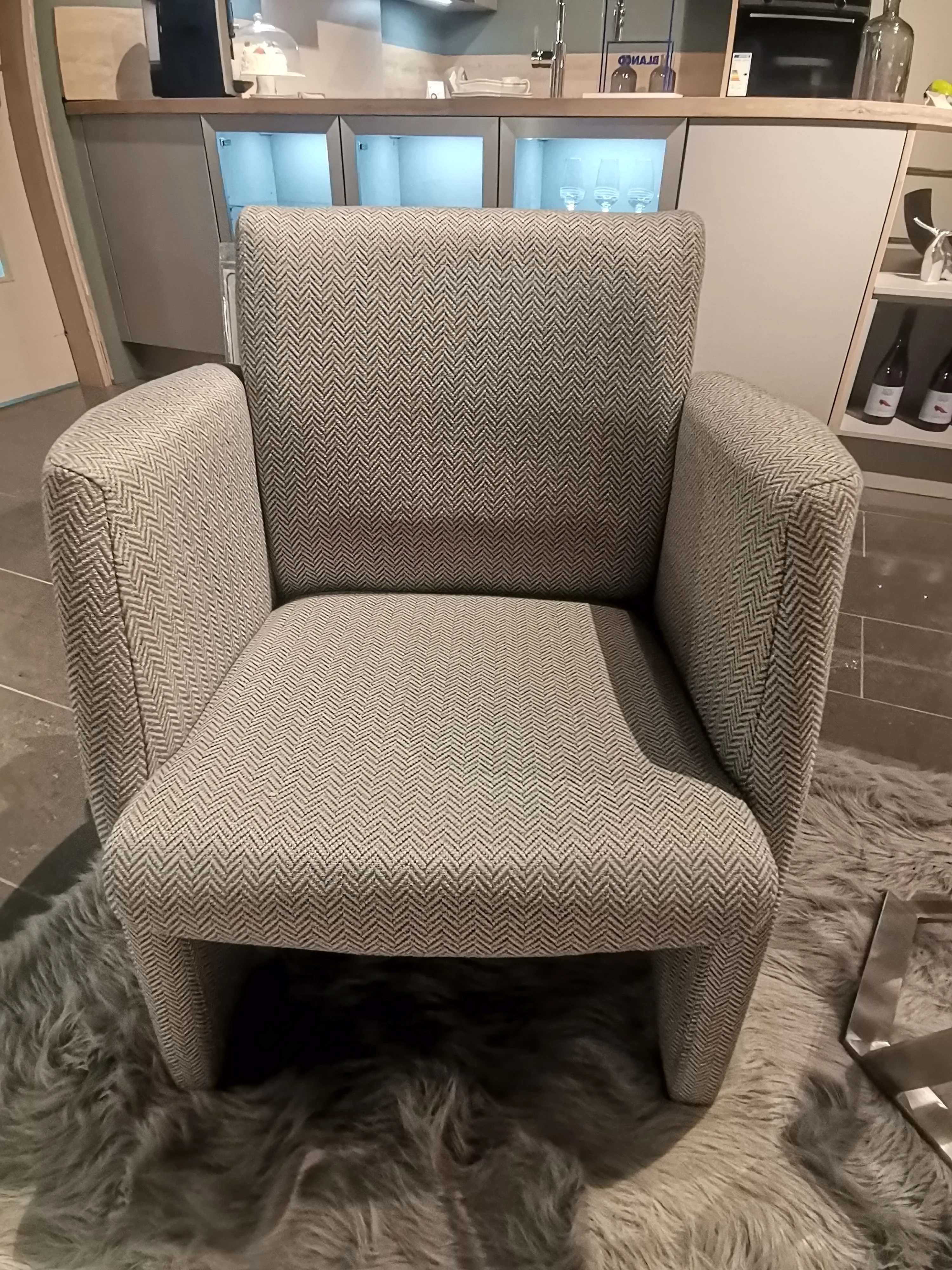 Grau-weißer Stuhl mit grau-weißem Muster