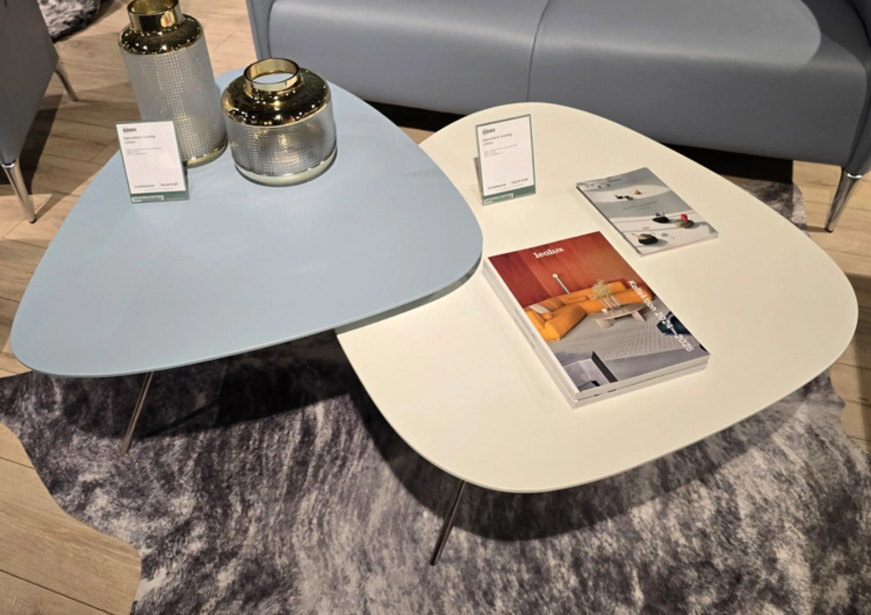 Blauer dreieckiger Couchtisch und weißer viereckiger Couchtisch