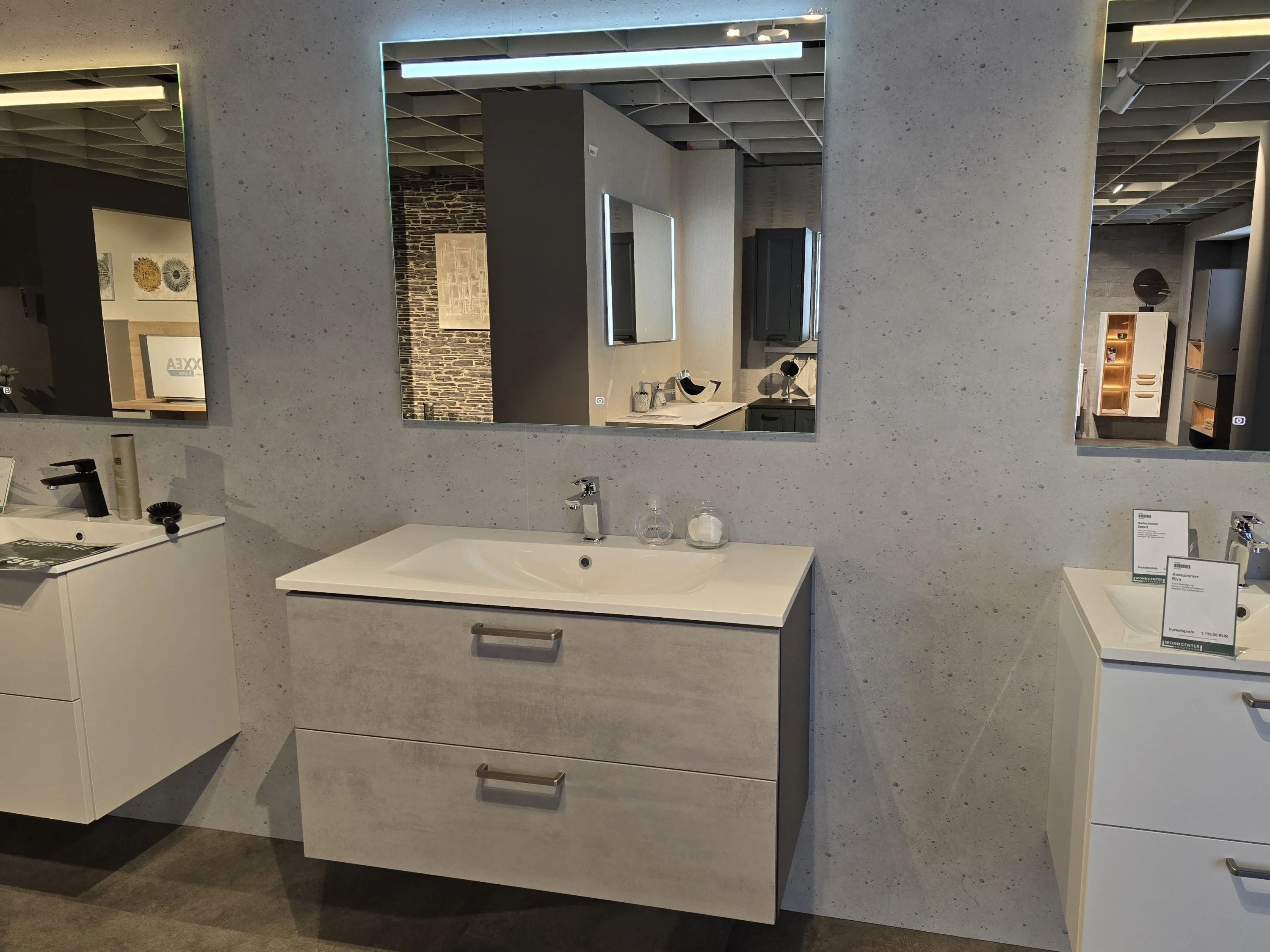 Badezimmer mit Waschbecken und Spiegel