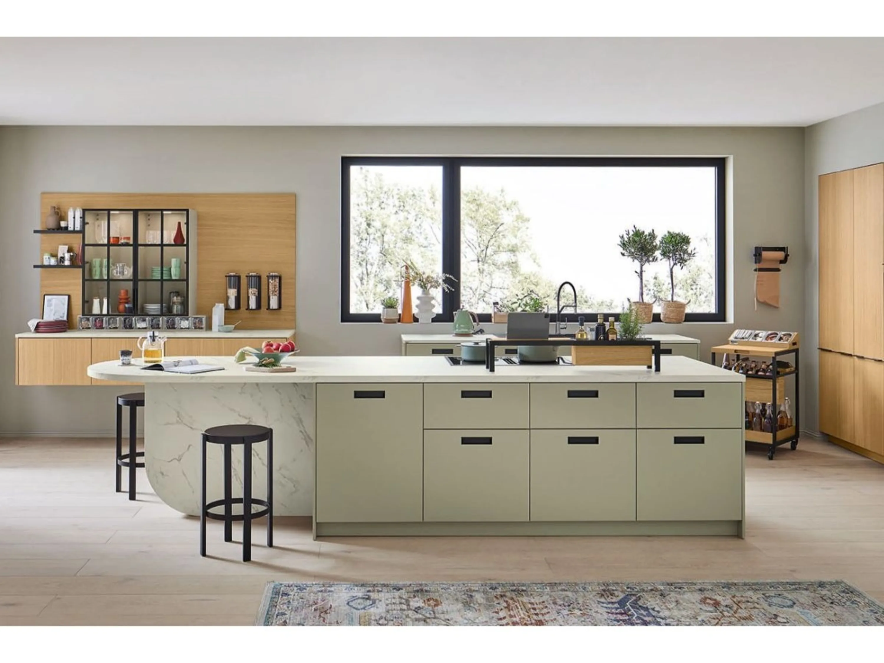 Küche mit einer großen Insel und einem großen Fenster