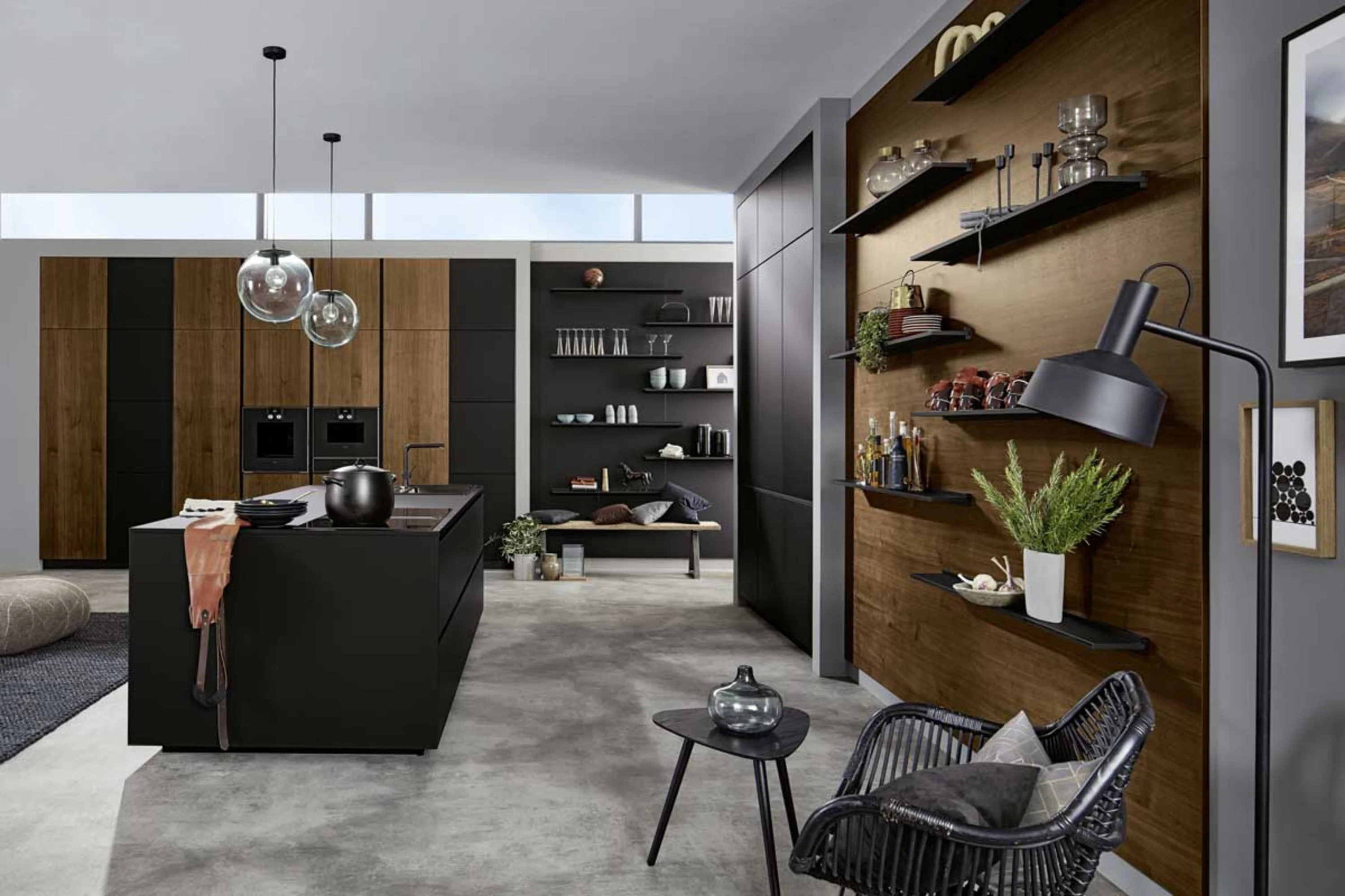 Wohnzimmer mit Couch, Stuhl und Tisch