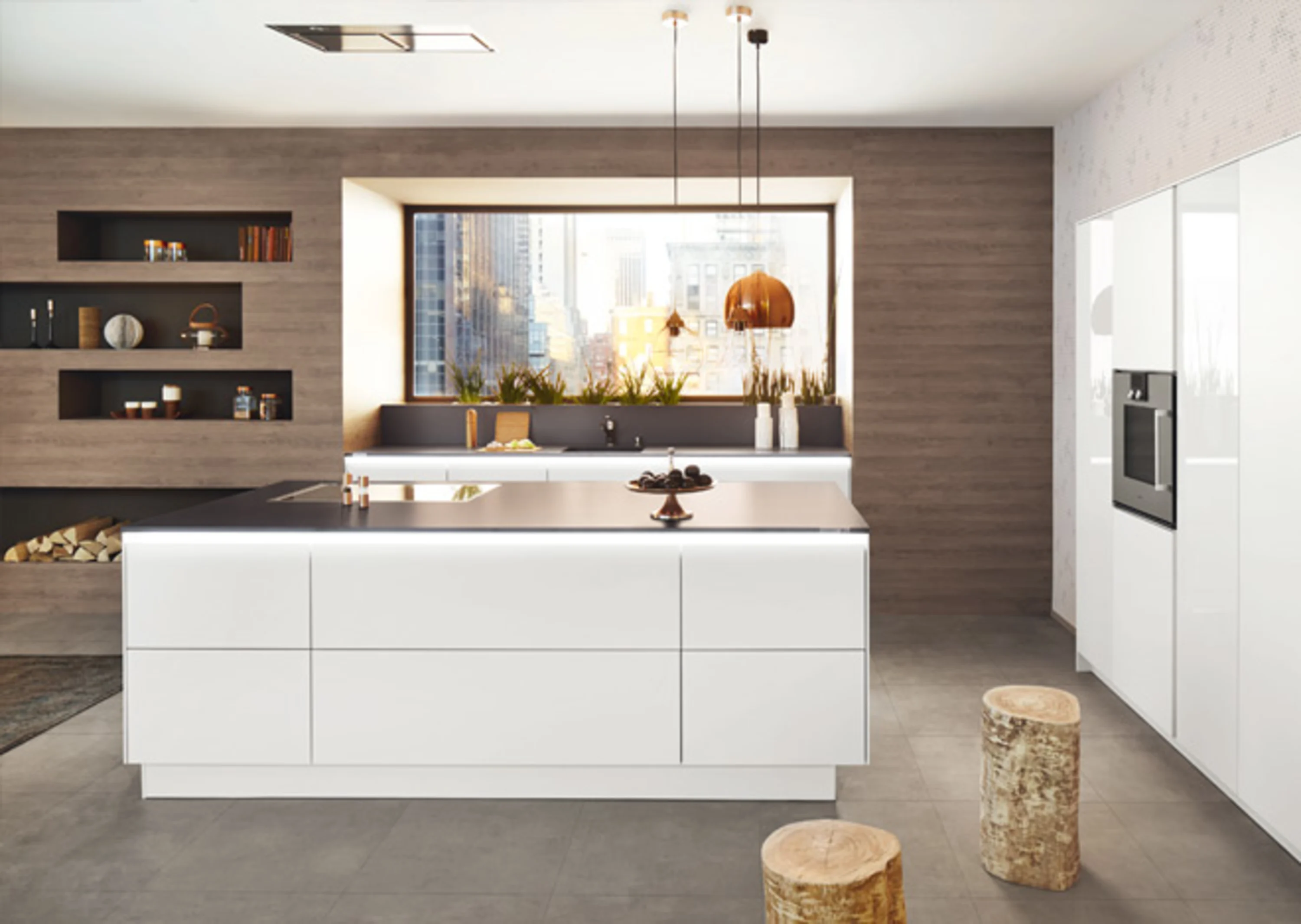 Küche mit einer großen Insel und einem großen Fenster