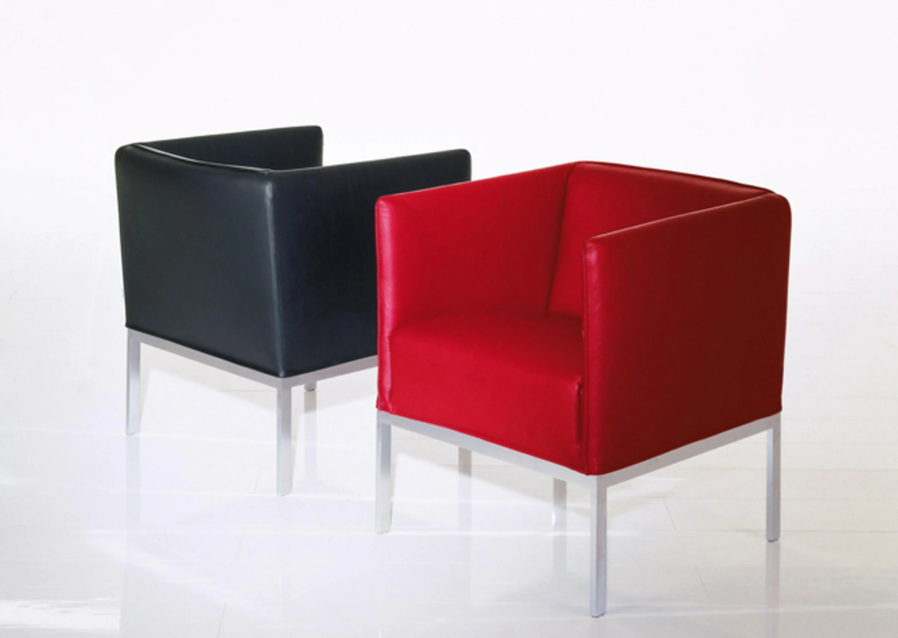 Zwei Stühle mit rotem und schwarzem Leder