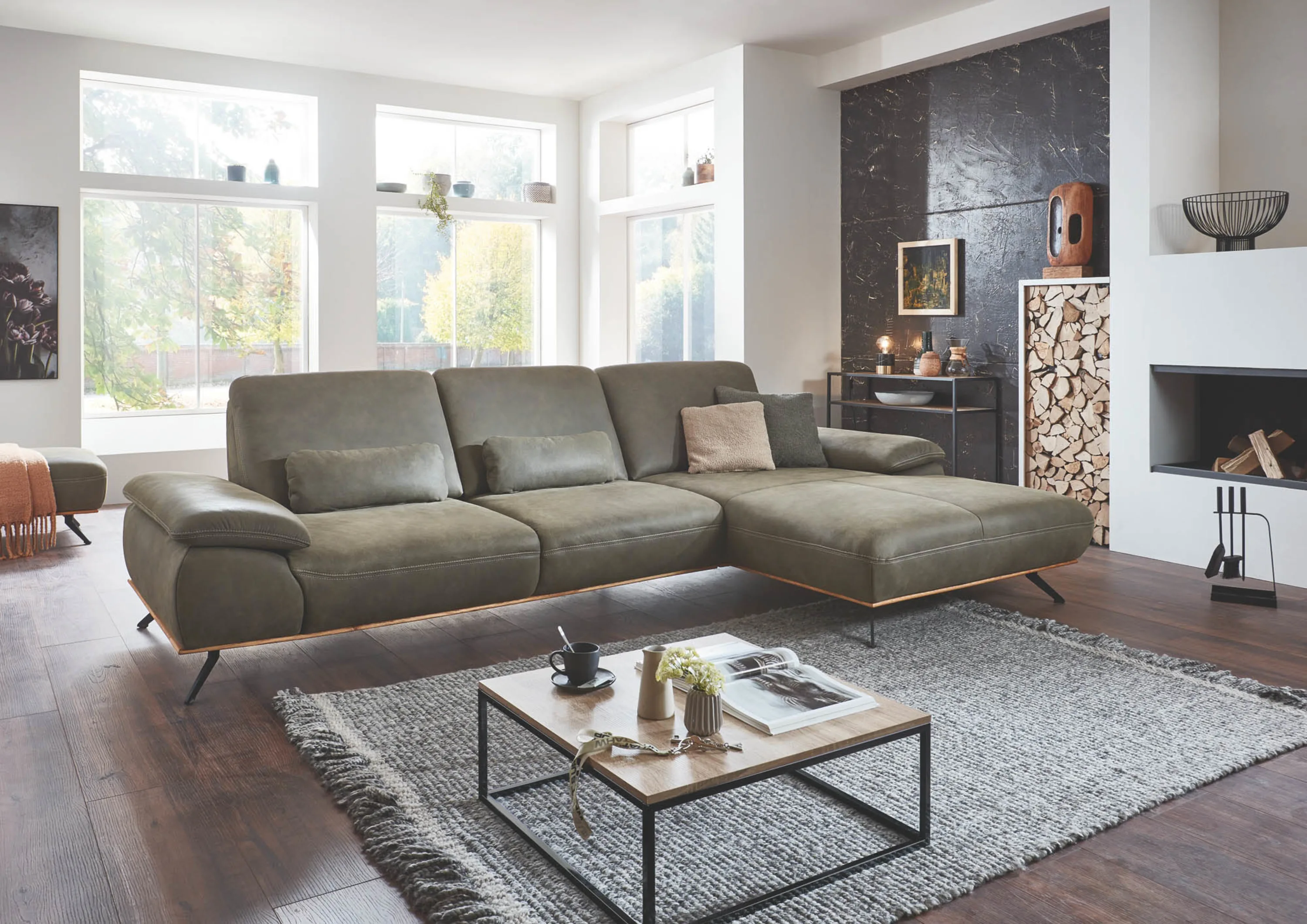 Wohnzimmer mit Couch und Kamin