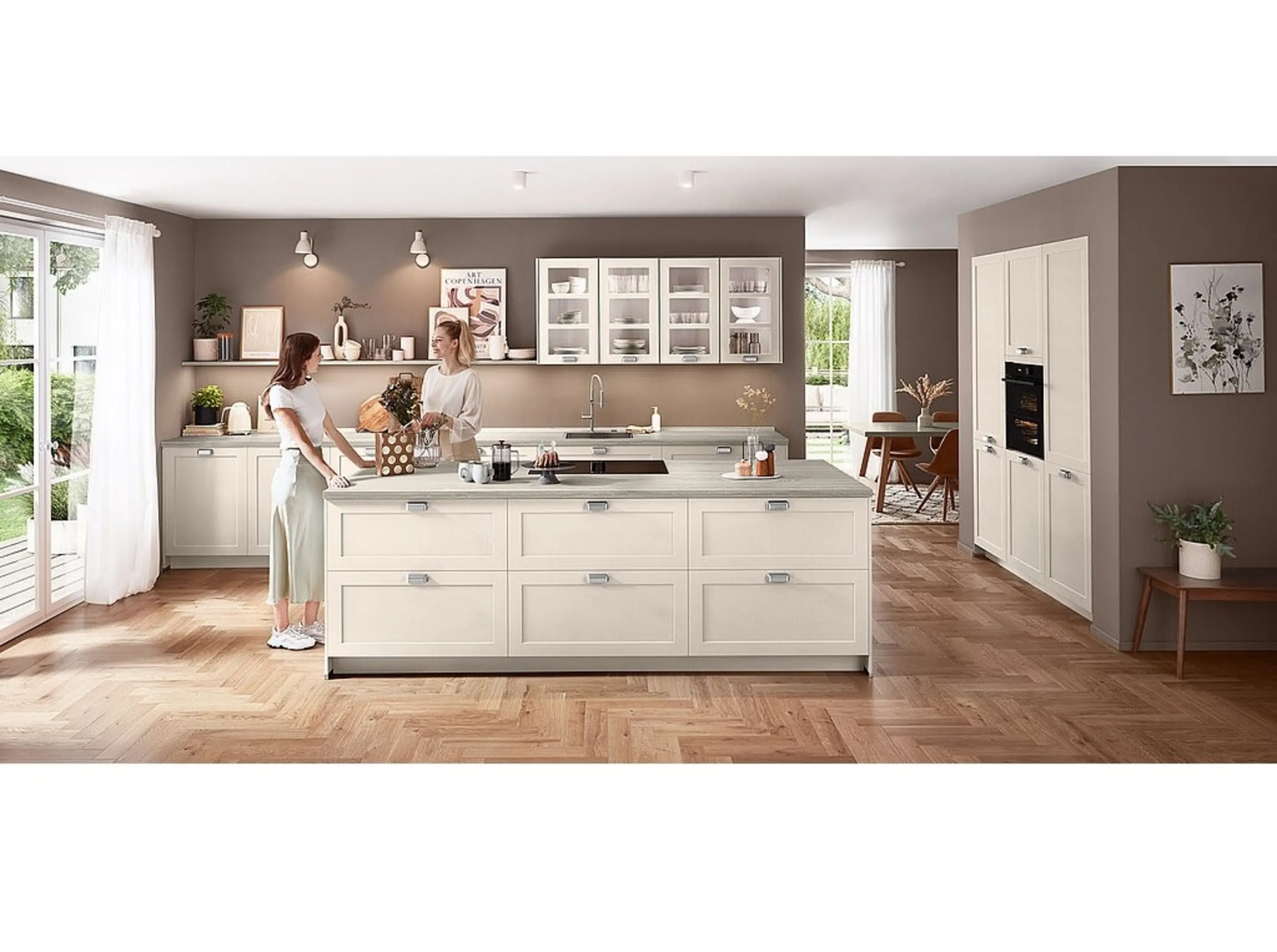 Frau, die in einer Küche mit einer weißen Insel steht