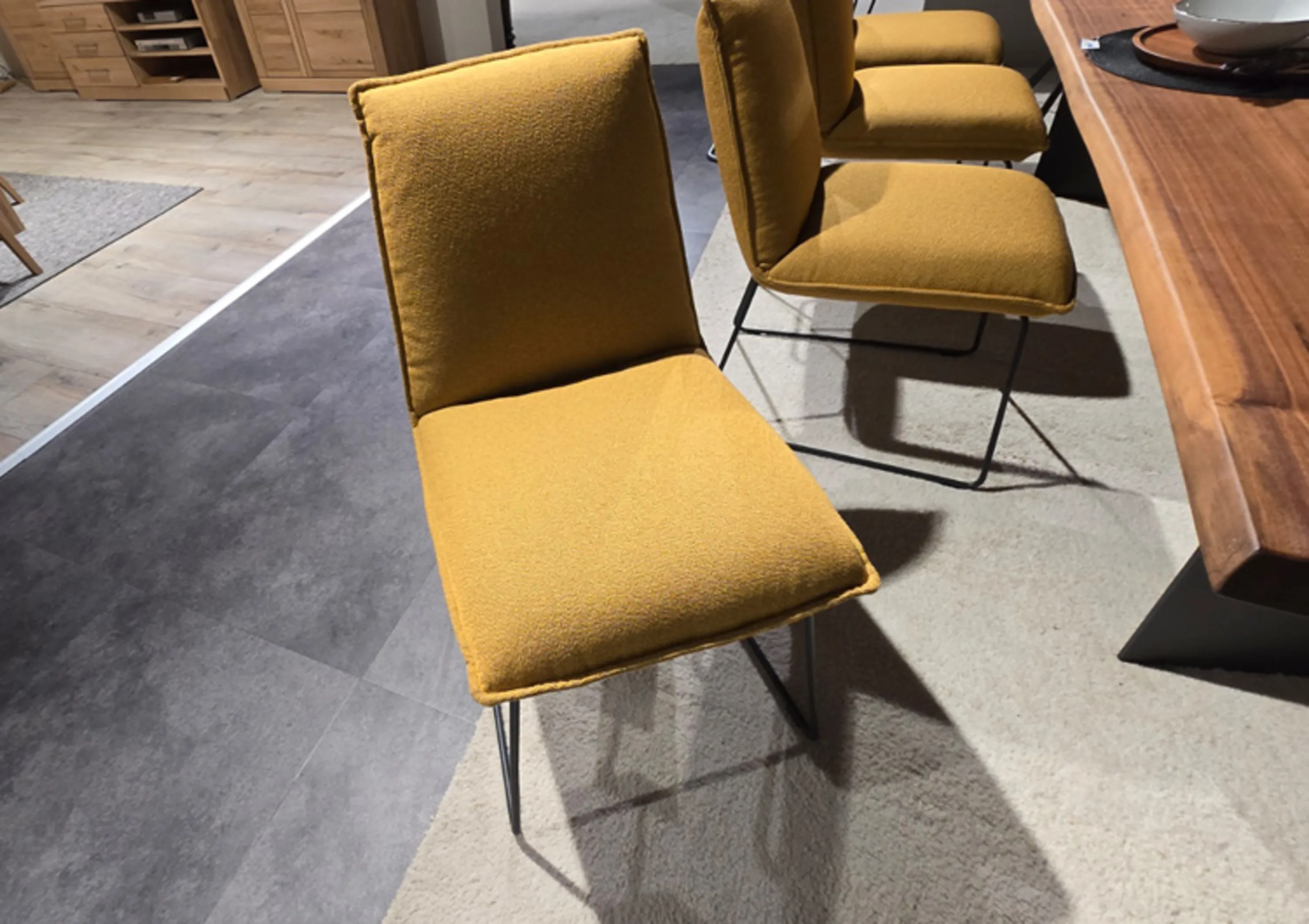 18Hundert Stuhl mit gelben Stoff bezogen und schwarzem Gestell ohne Armlehne