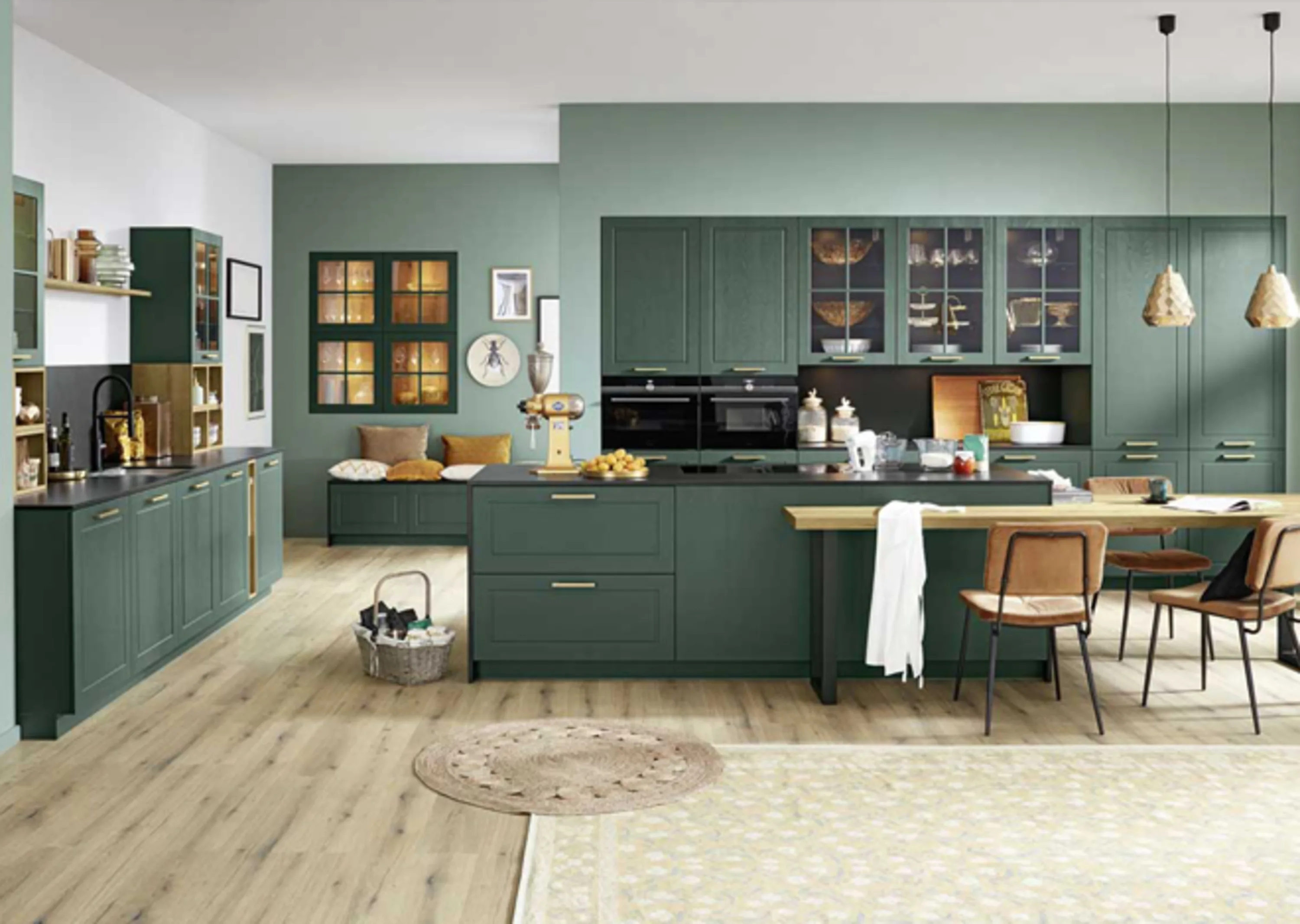 Küche mit grünen Schränken und einem Holzboden