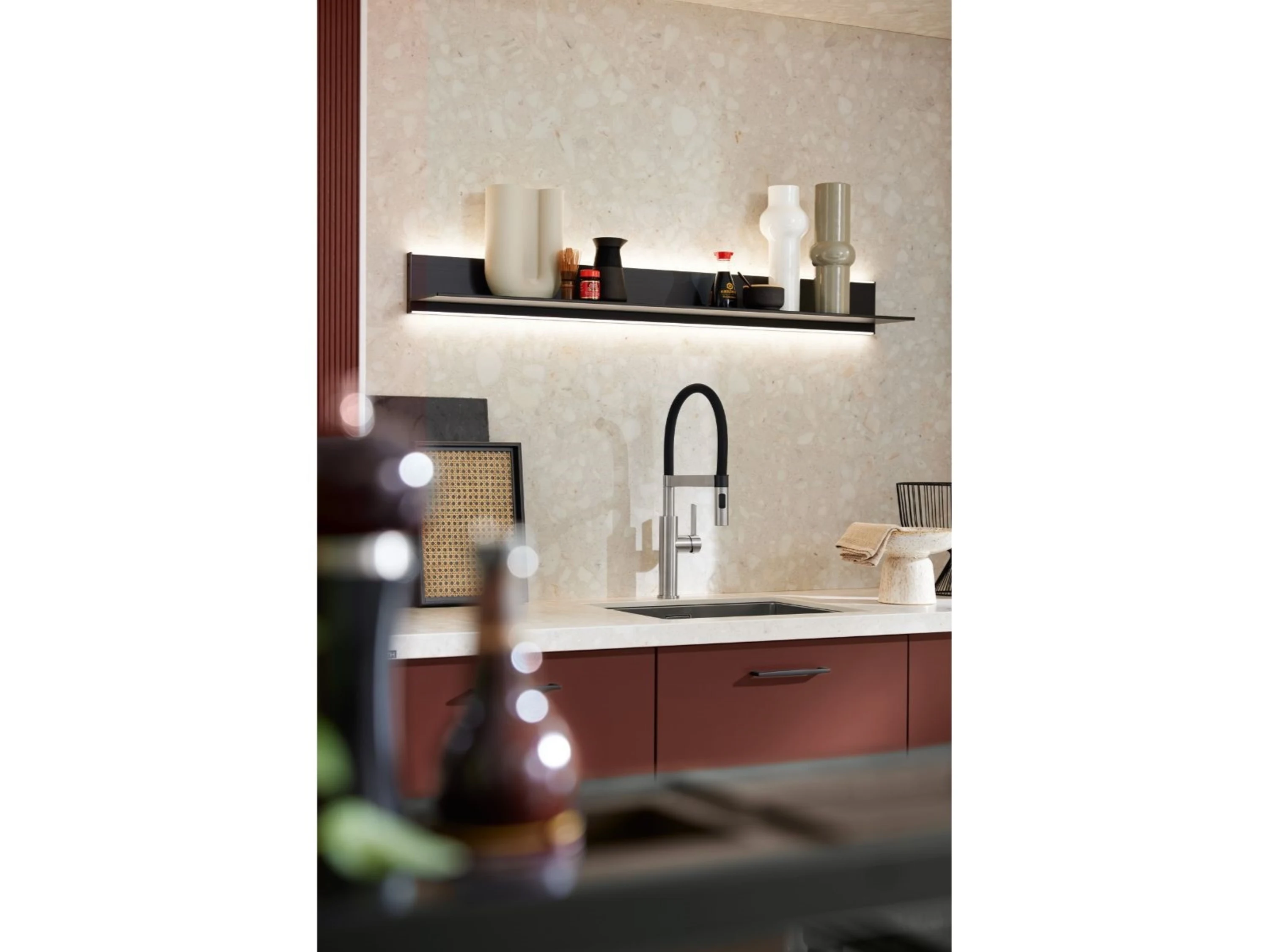 Küche mit einem Waschbecken und einem Regal darüber