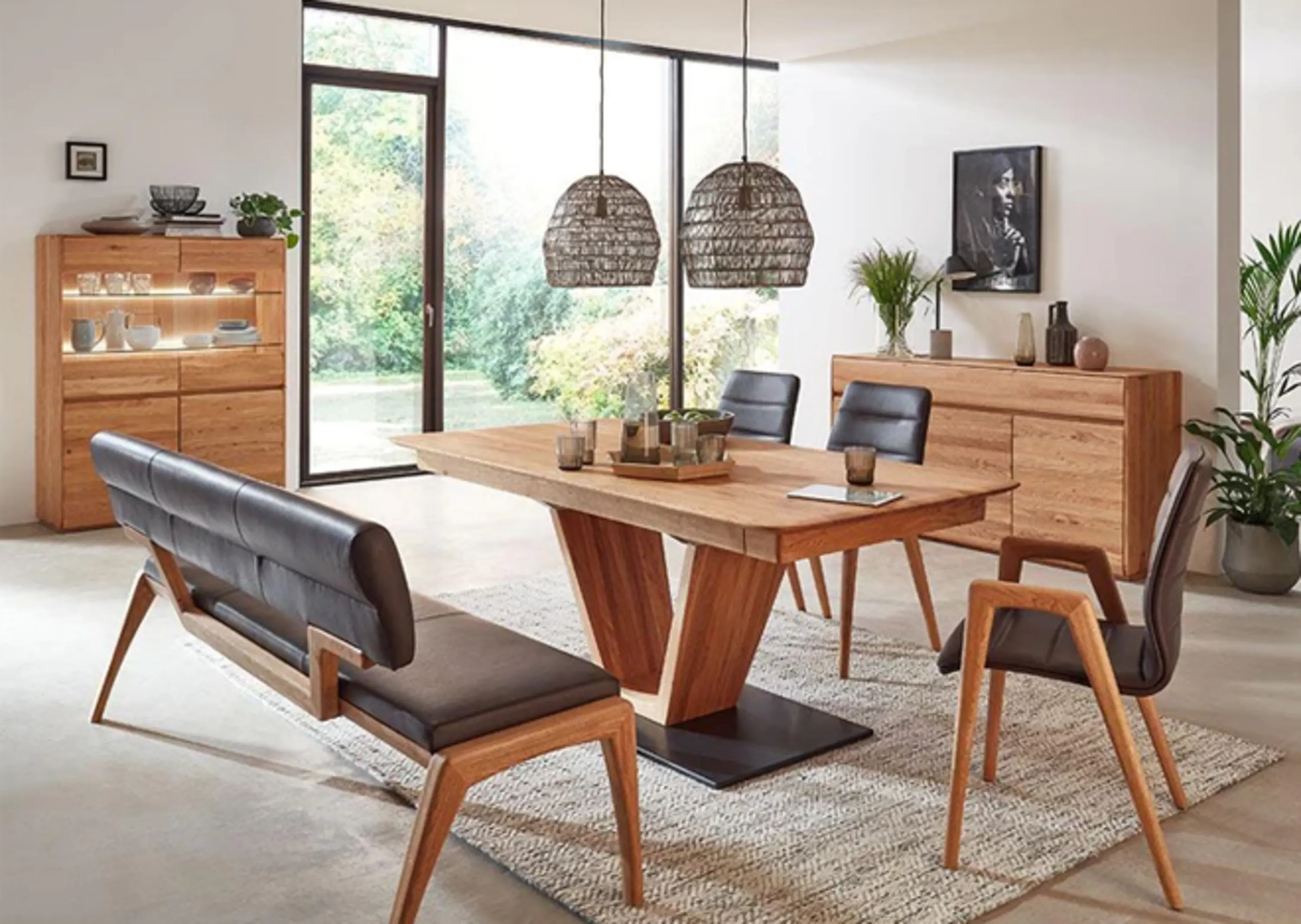 Esszimmer mit Tisch und Stühlen