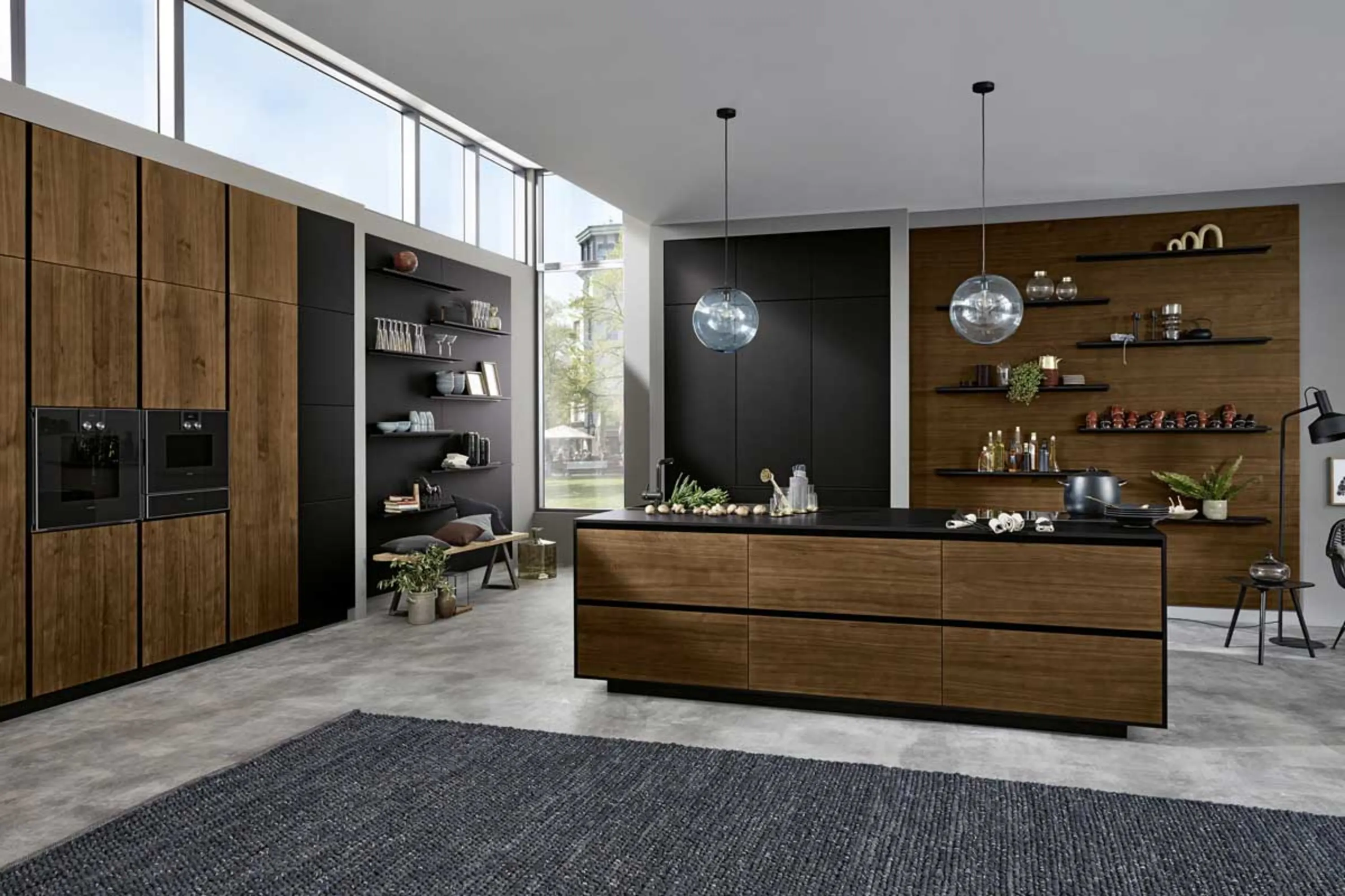 Küche mit einer großen hölzernen Insel und schwarzen Schränken