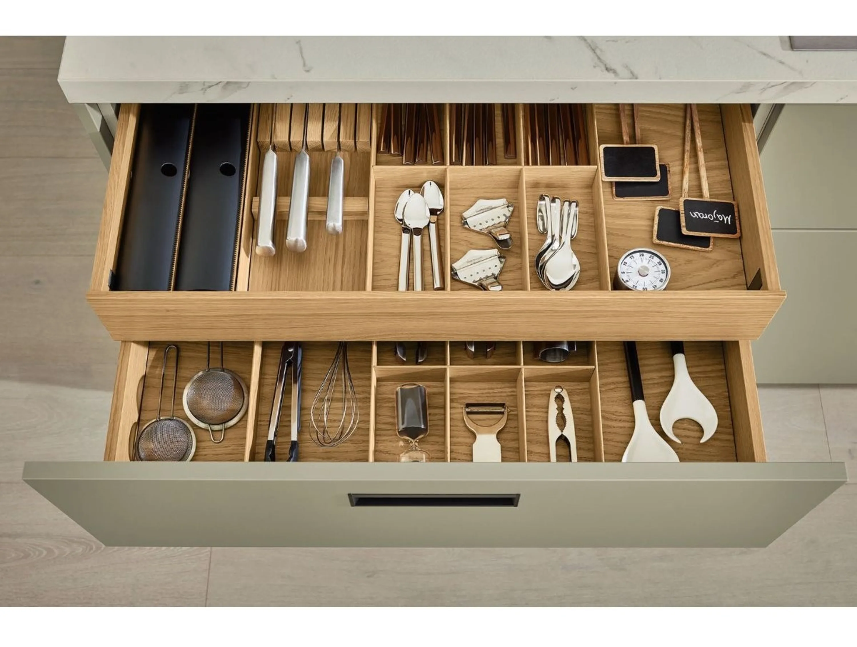 Schublade mit einer Schublade und einigen Utes