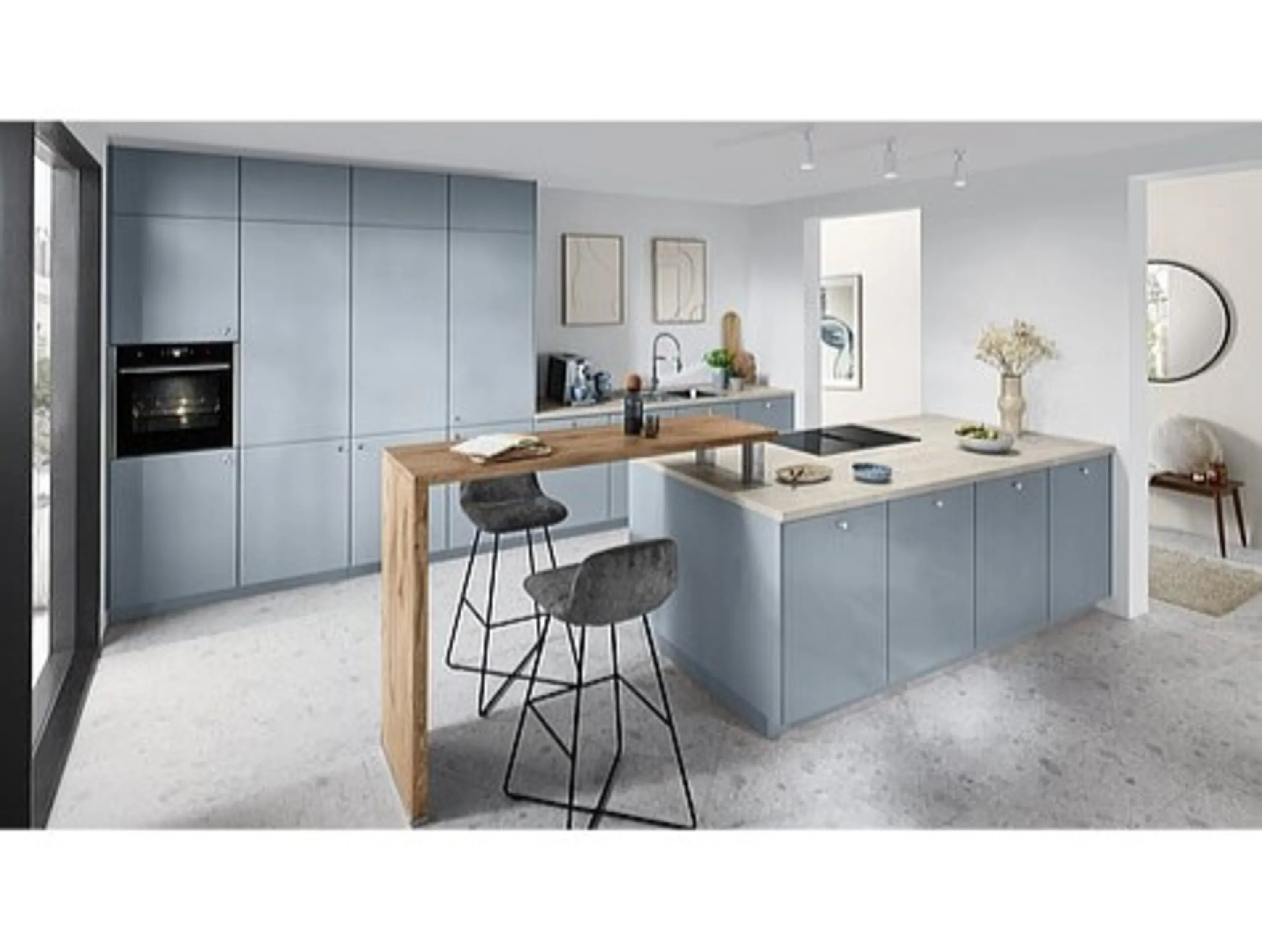 Küche mit einer großen Insel und einem Barhocker