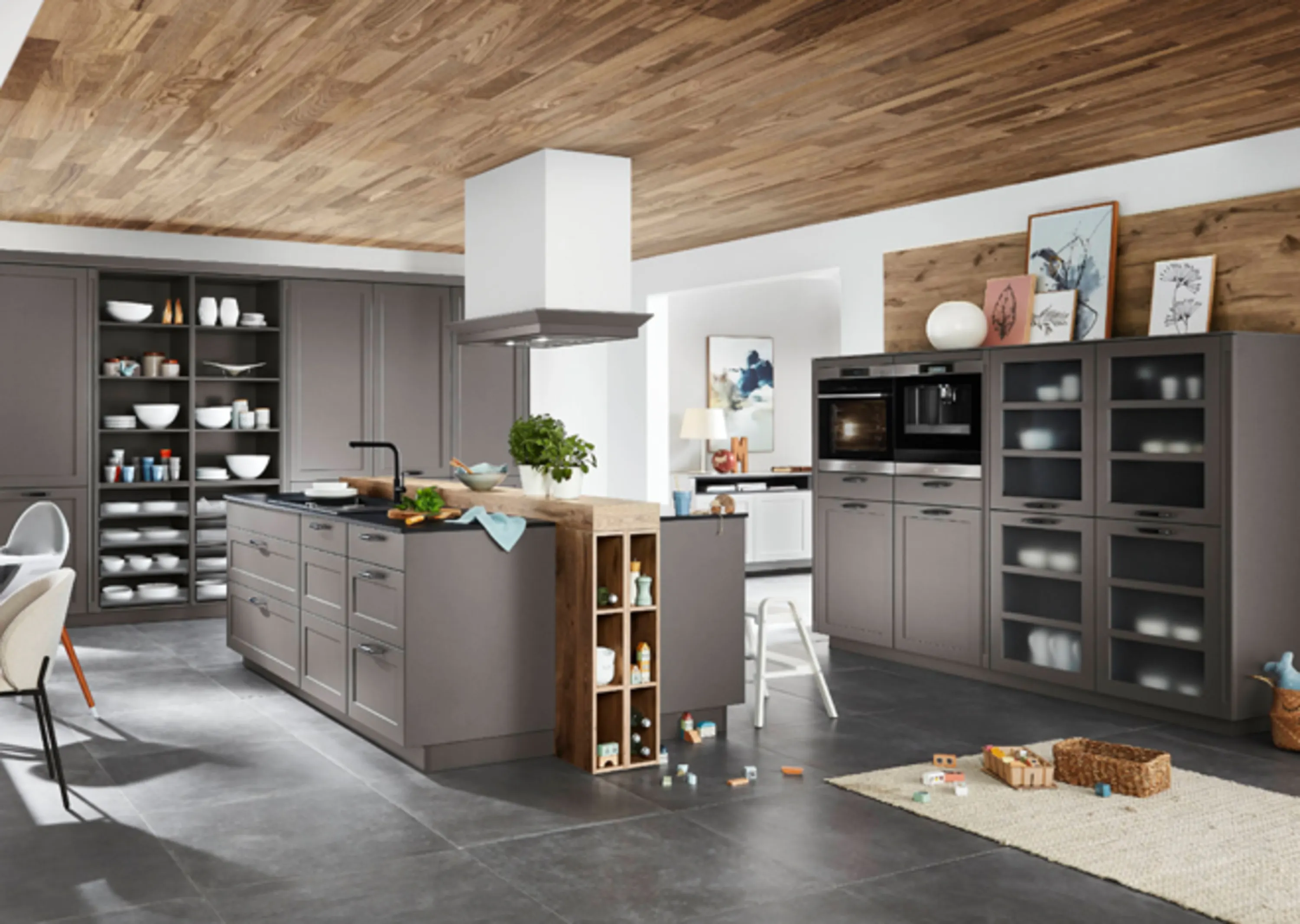 Küche mit einer Holzdecke und einem weißen Stuhl