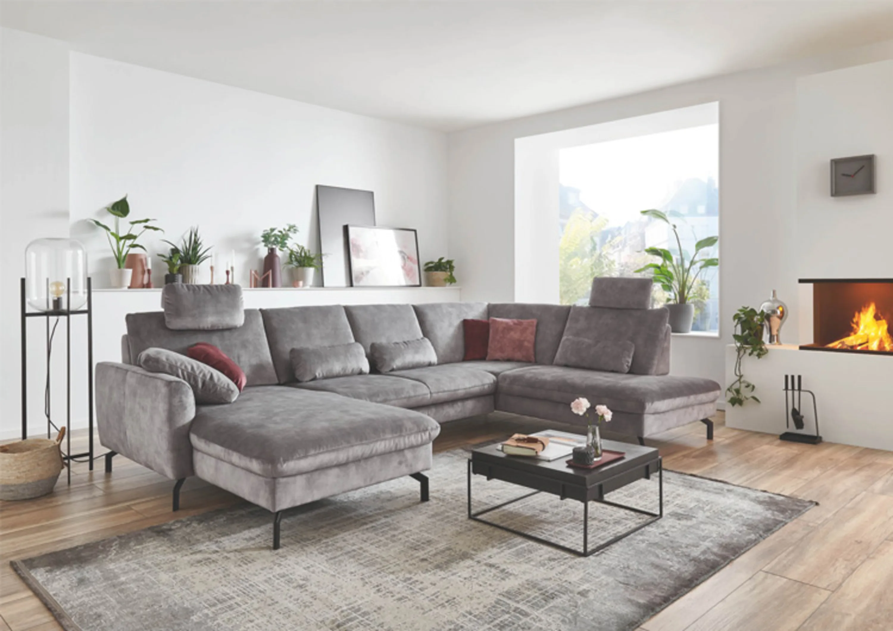 Große Garnitur in U-Form in grau mit schwarzen Füßen.