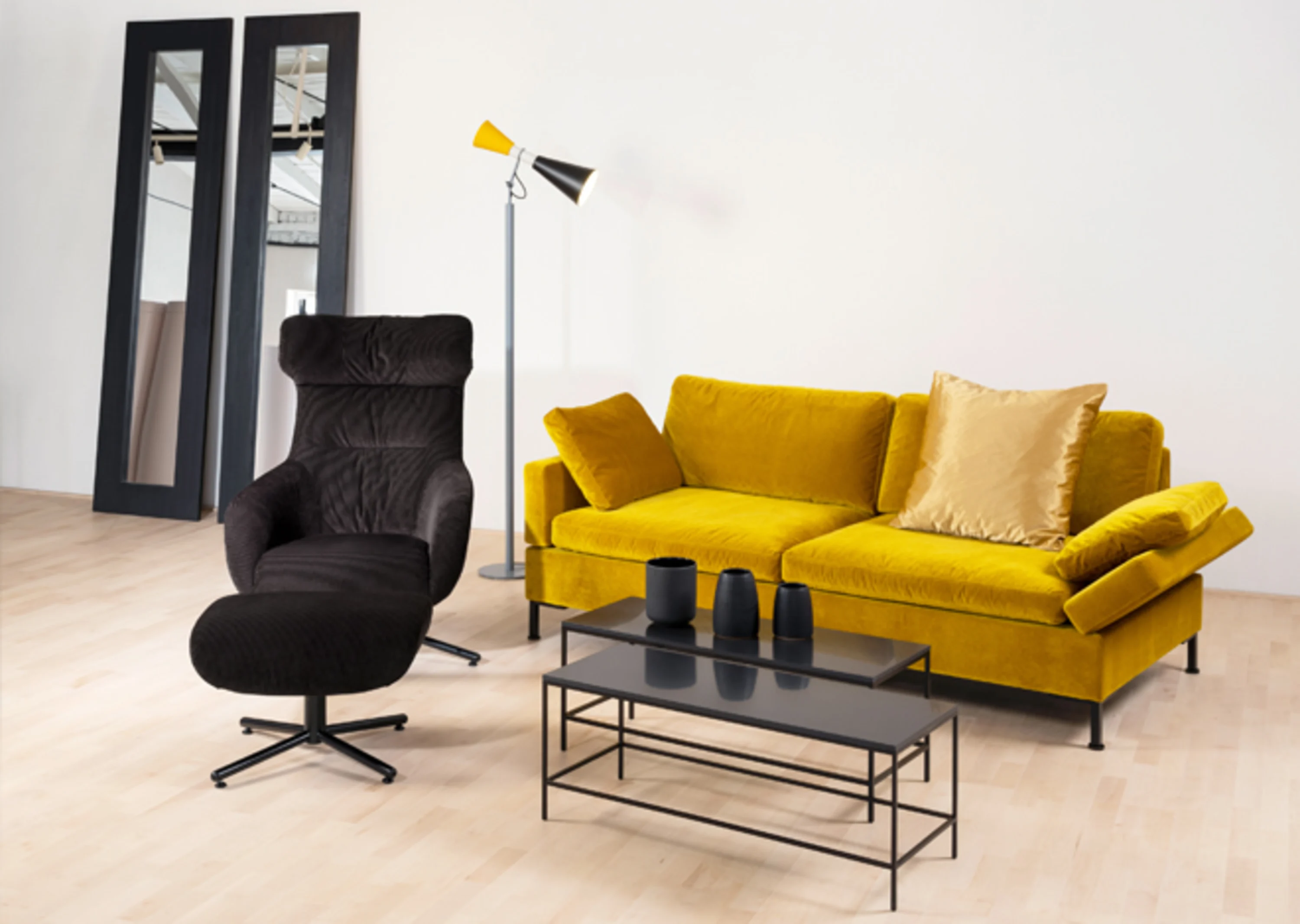 Wohnzimmer mit einer gelben Couch und einem schwarzen Couchtisch