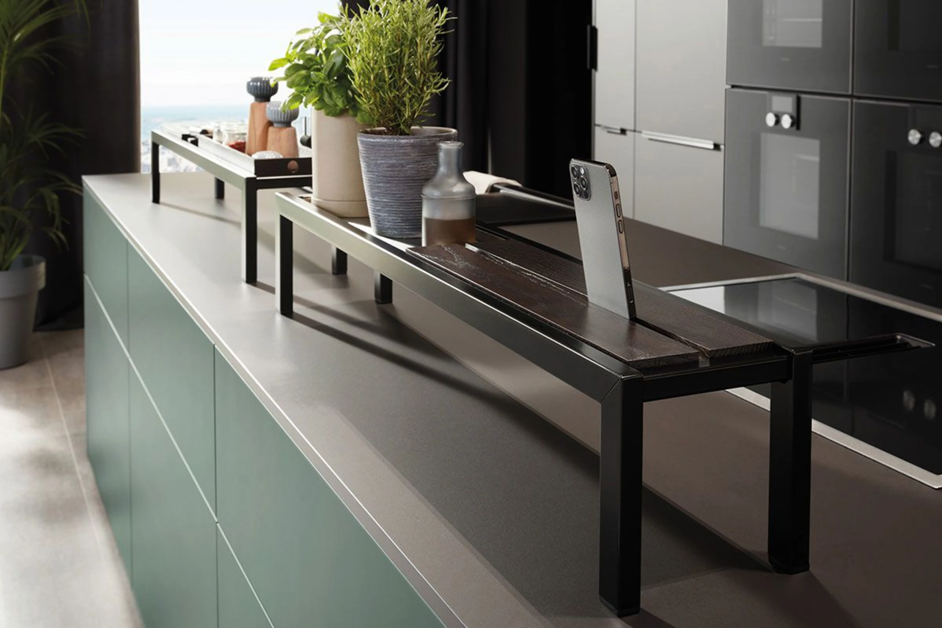 Küche mit einem großen schwarzen Zähler Top