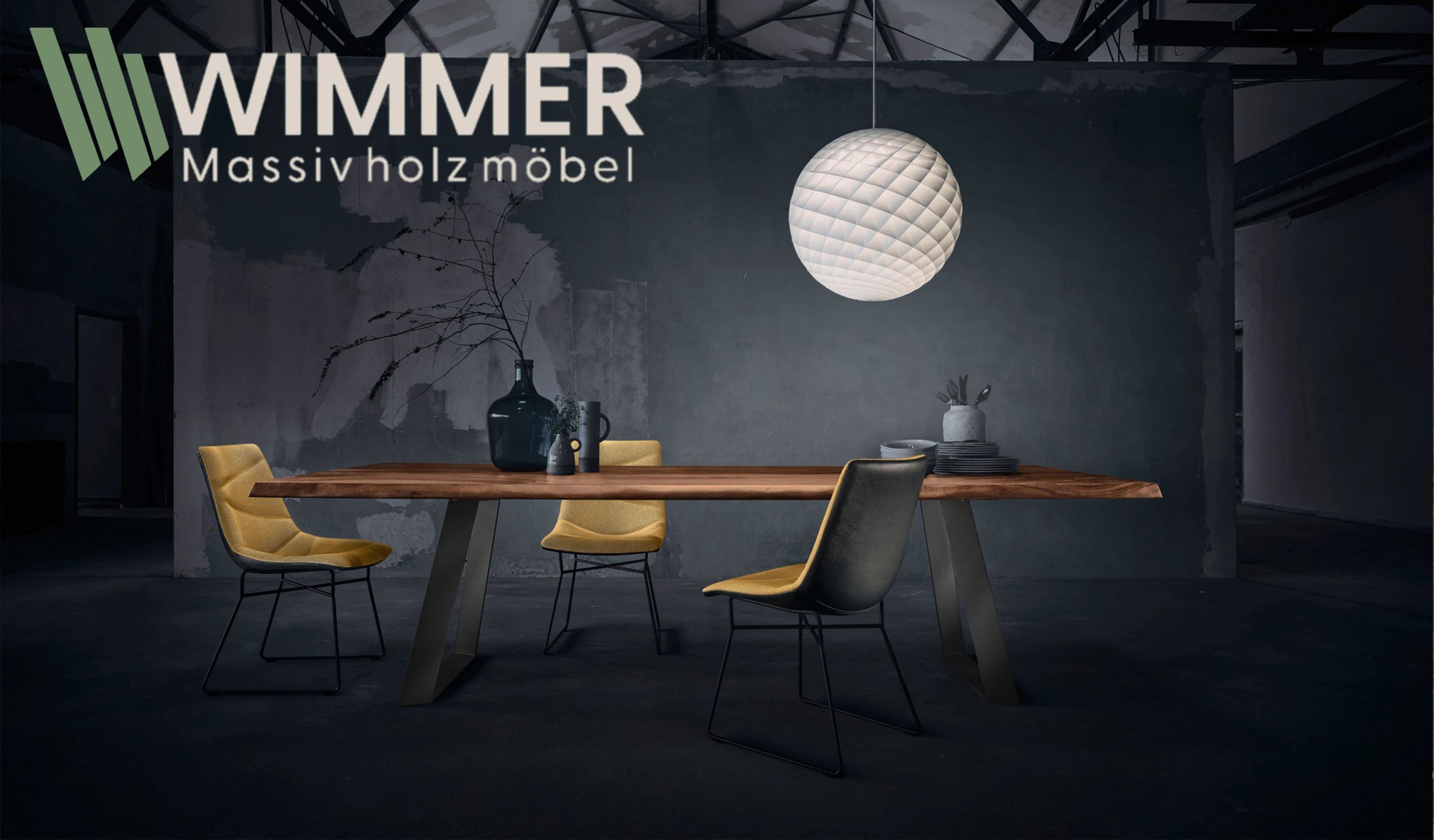 Tisch mit einer Vase und einer Vase darauf