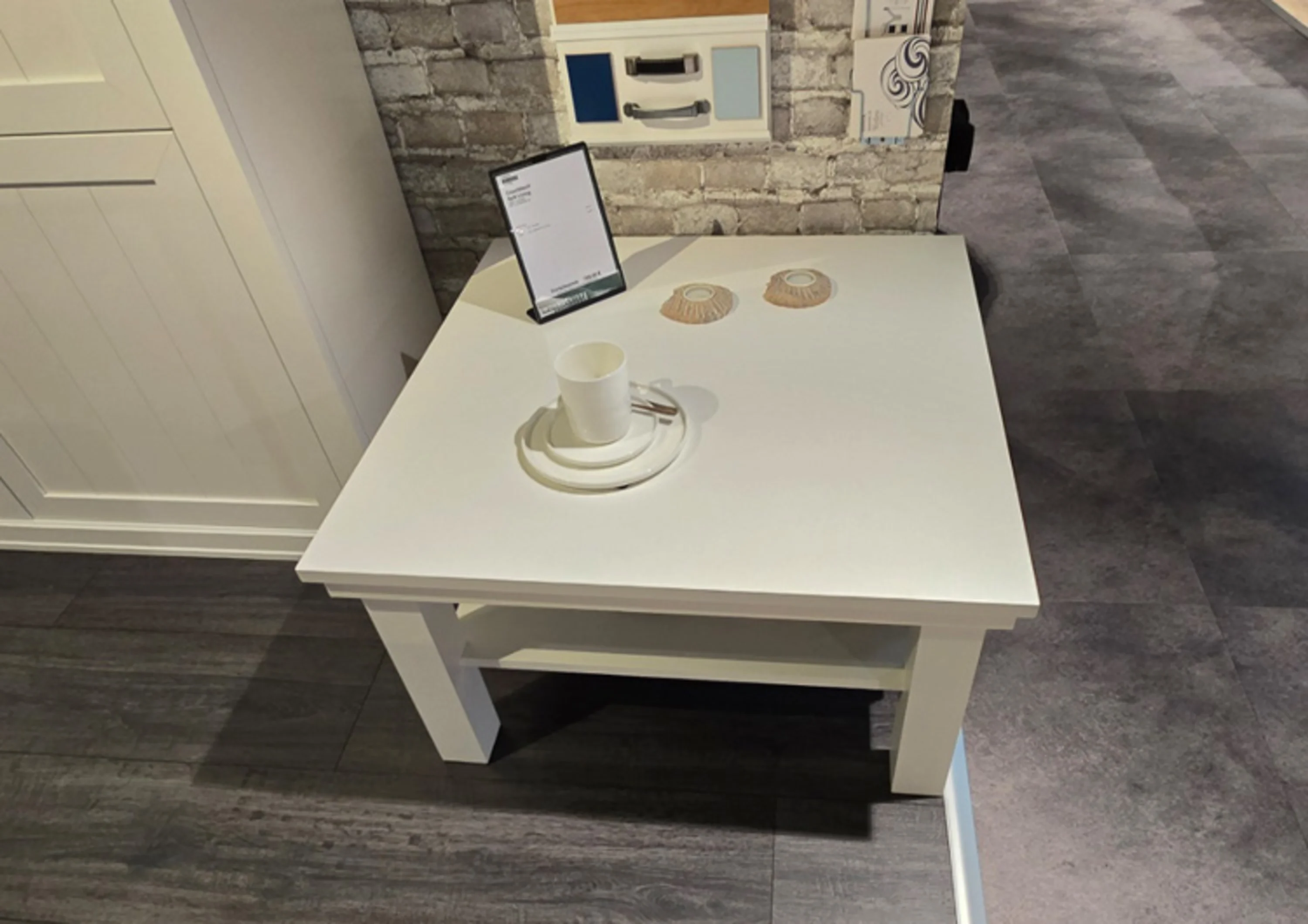 Großer, rechteckiger Couchtisch in mattem Weiß