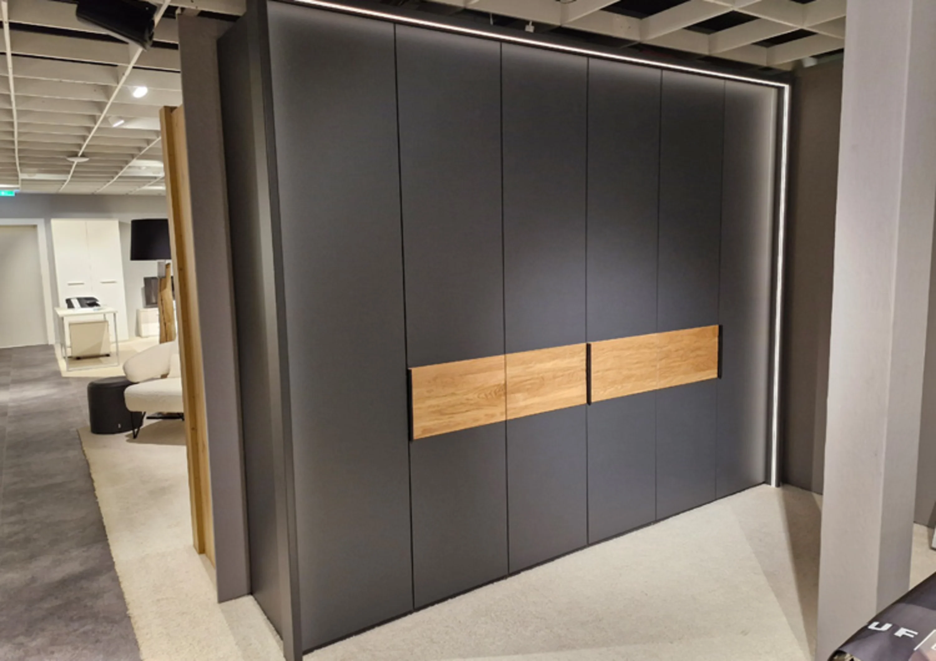 Raum mit einer großen schwarzen Wand und einer Holzplatte