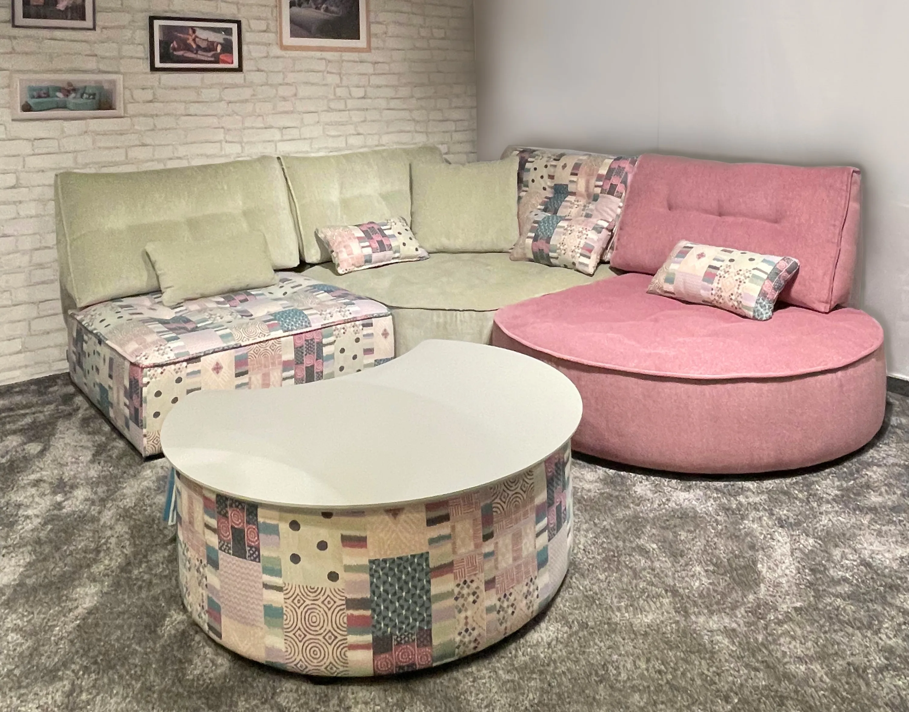 Wohnzimmer mit einer Couch und einem runden Tisch