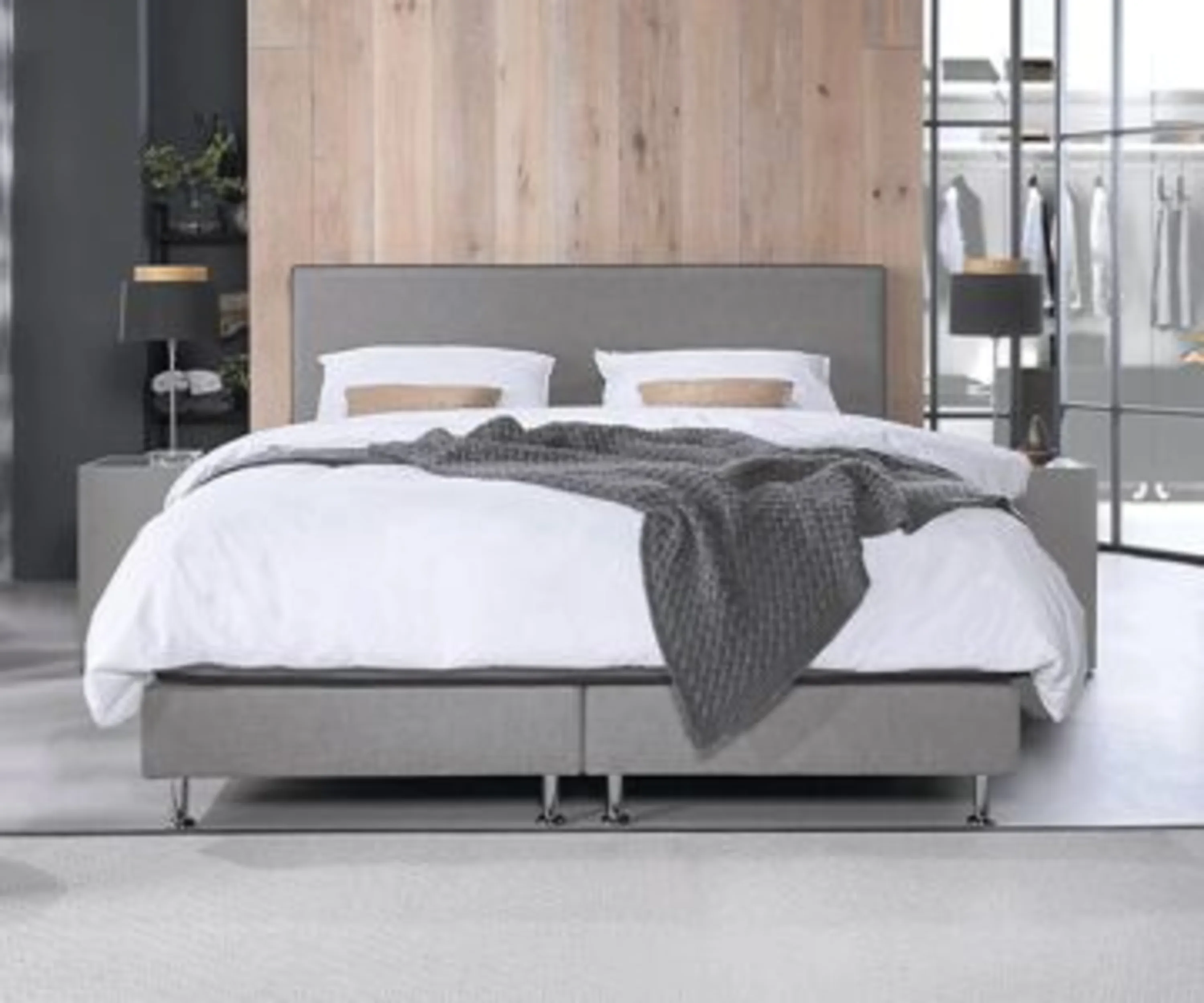 Schlafzimmer mit einem Bett und einem Spiegel