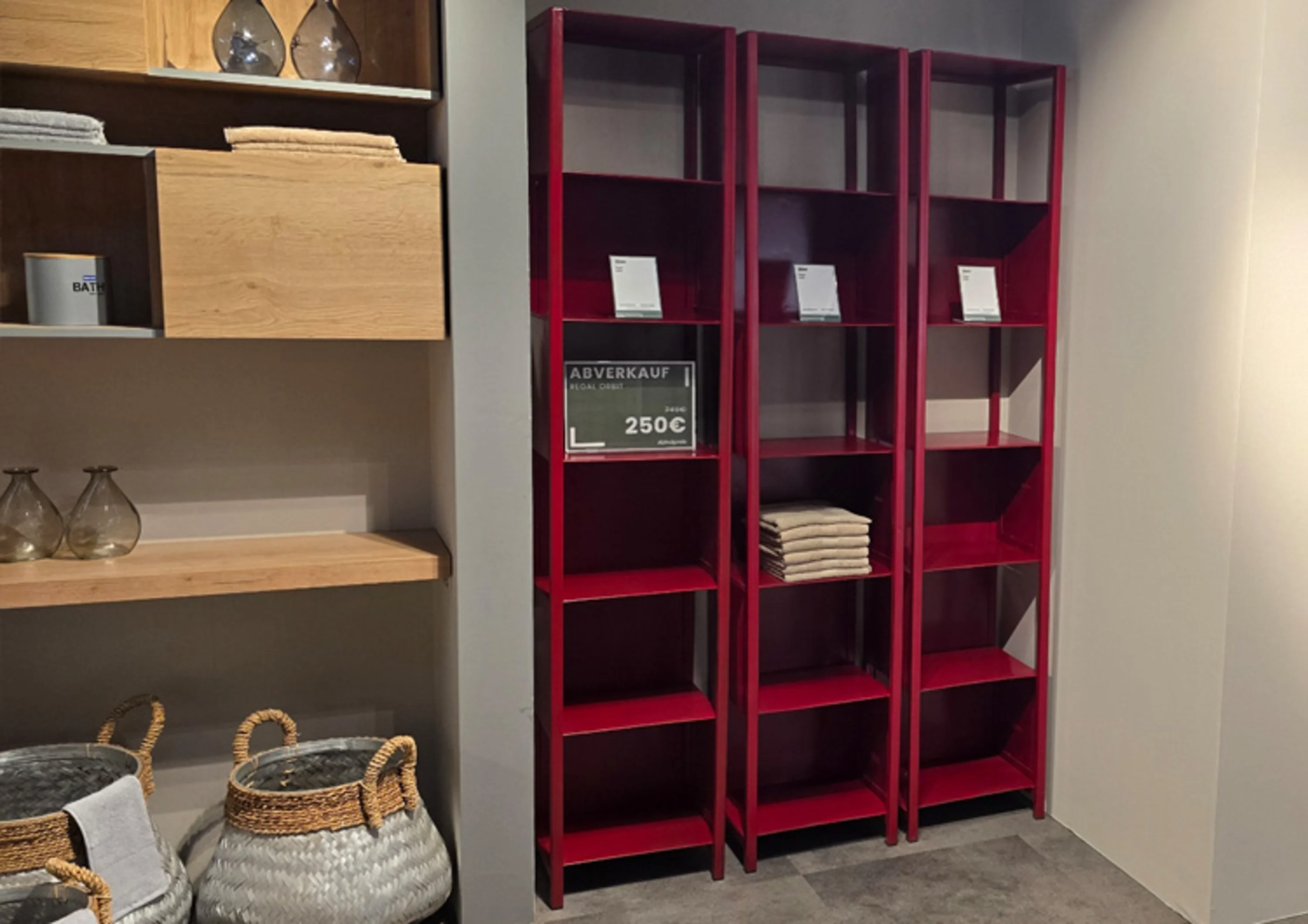 Auf dem Bild befinden sich drei hohe, rote Regale mit mehreren Fächern.