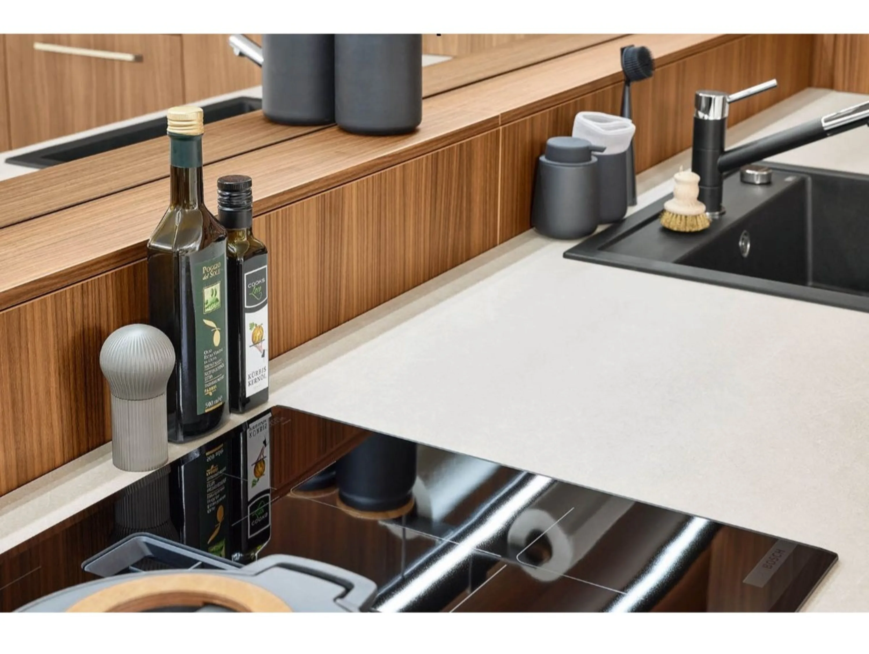 Spüle mit einer Flasche Olivenöl