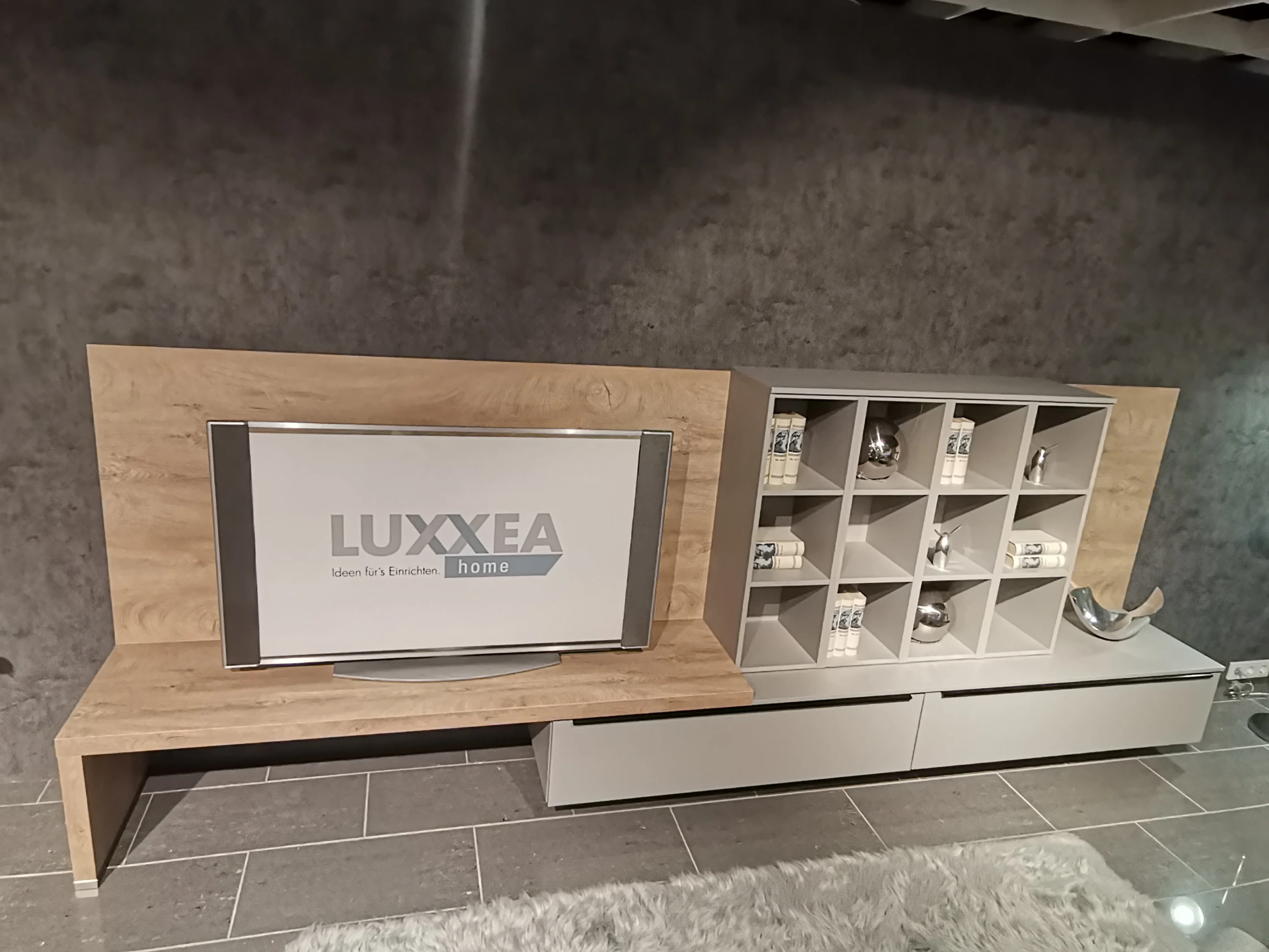 TV-Stand mit einem TV auf es