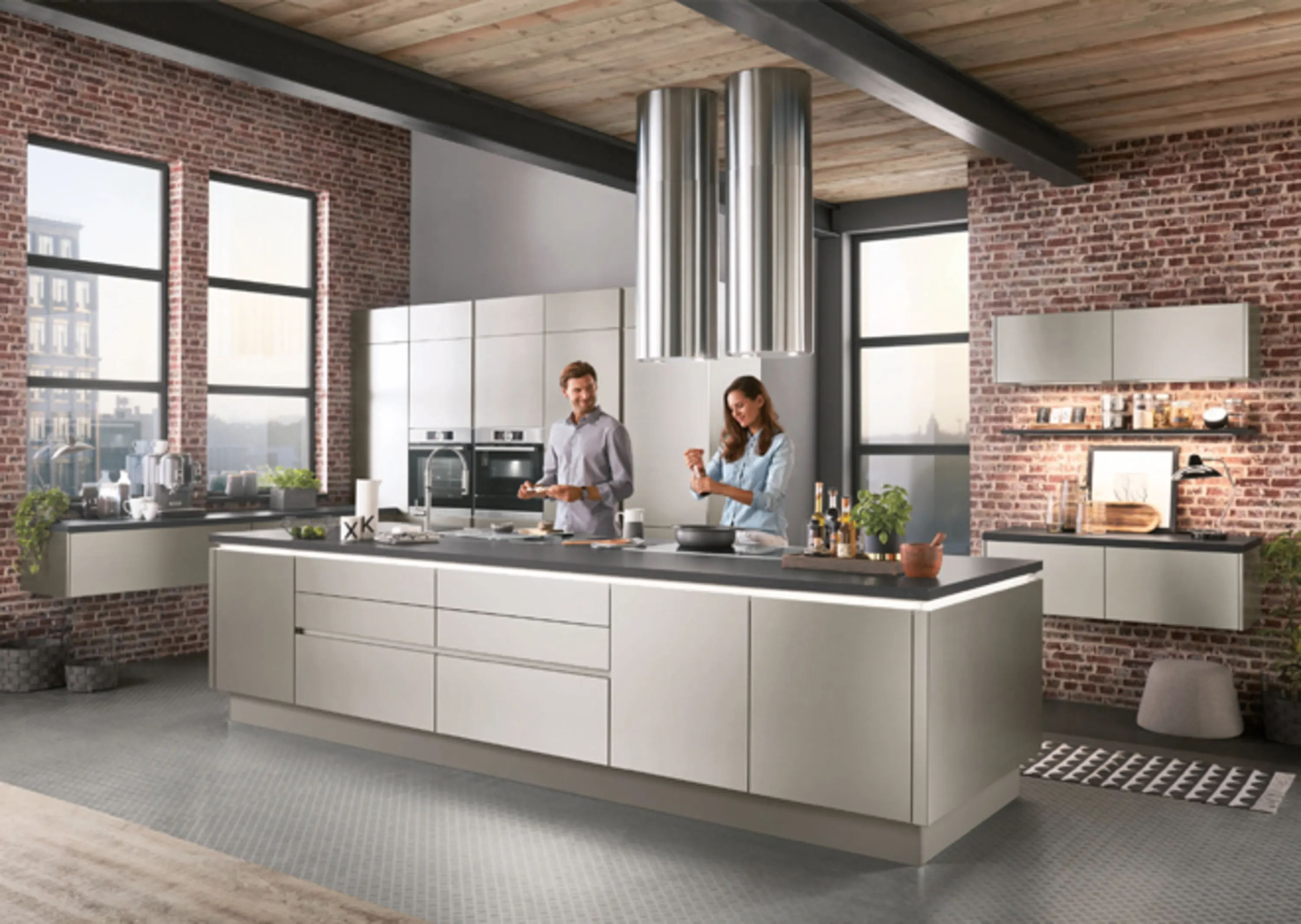 Frau, die in einer Küche mit einer Ziegelwand steht