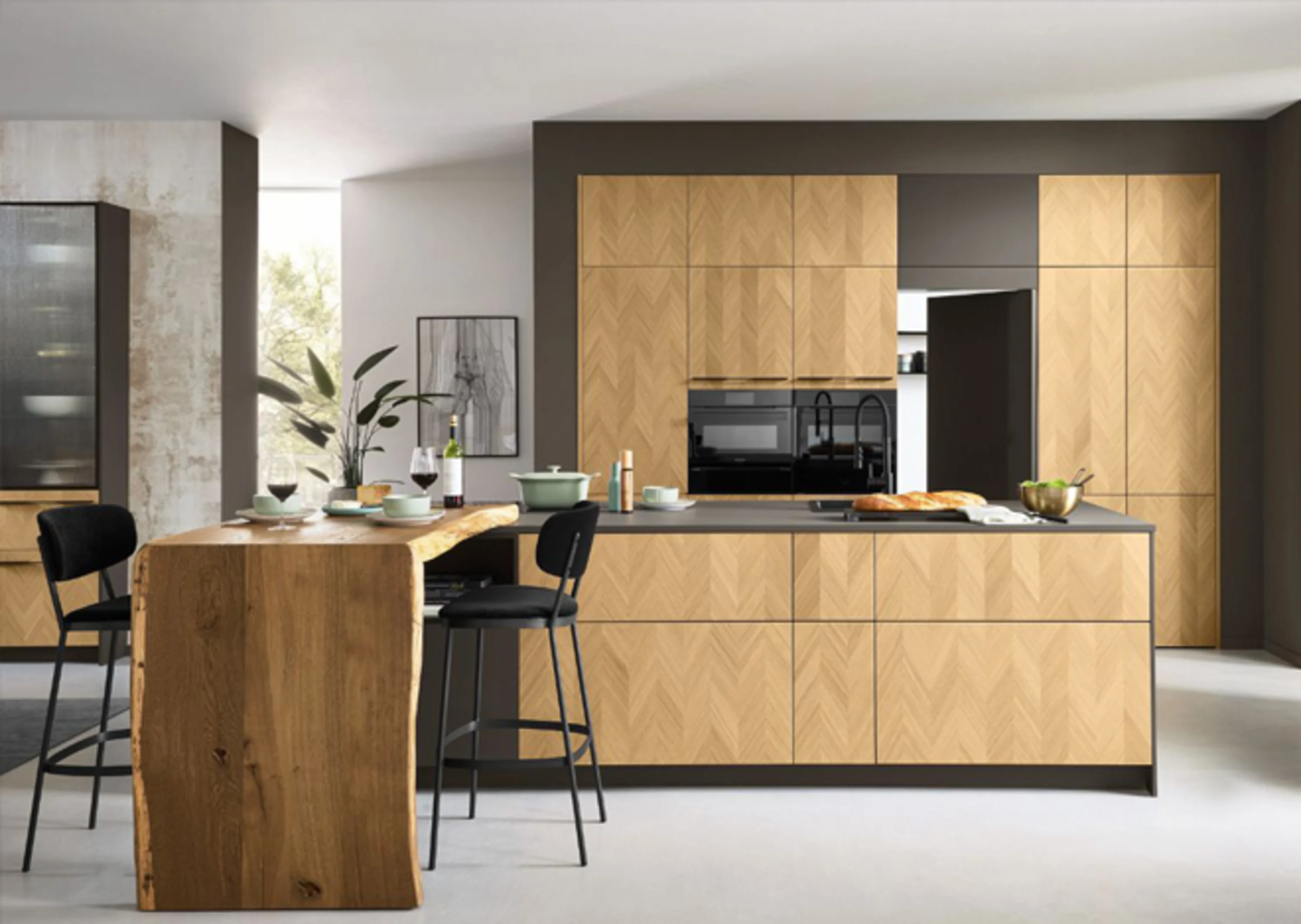 Küche mit Holztisch und Stühlen