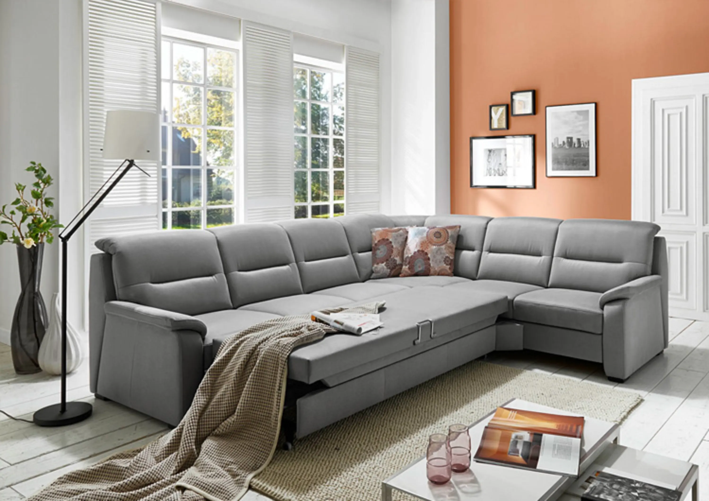 Wohnzimmer mit Couch und Couchtisch