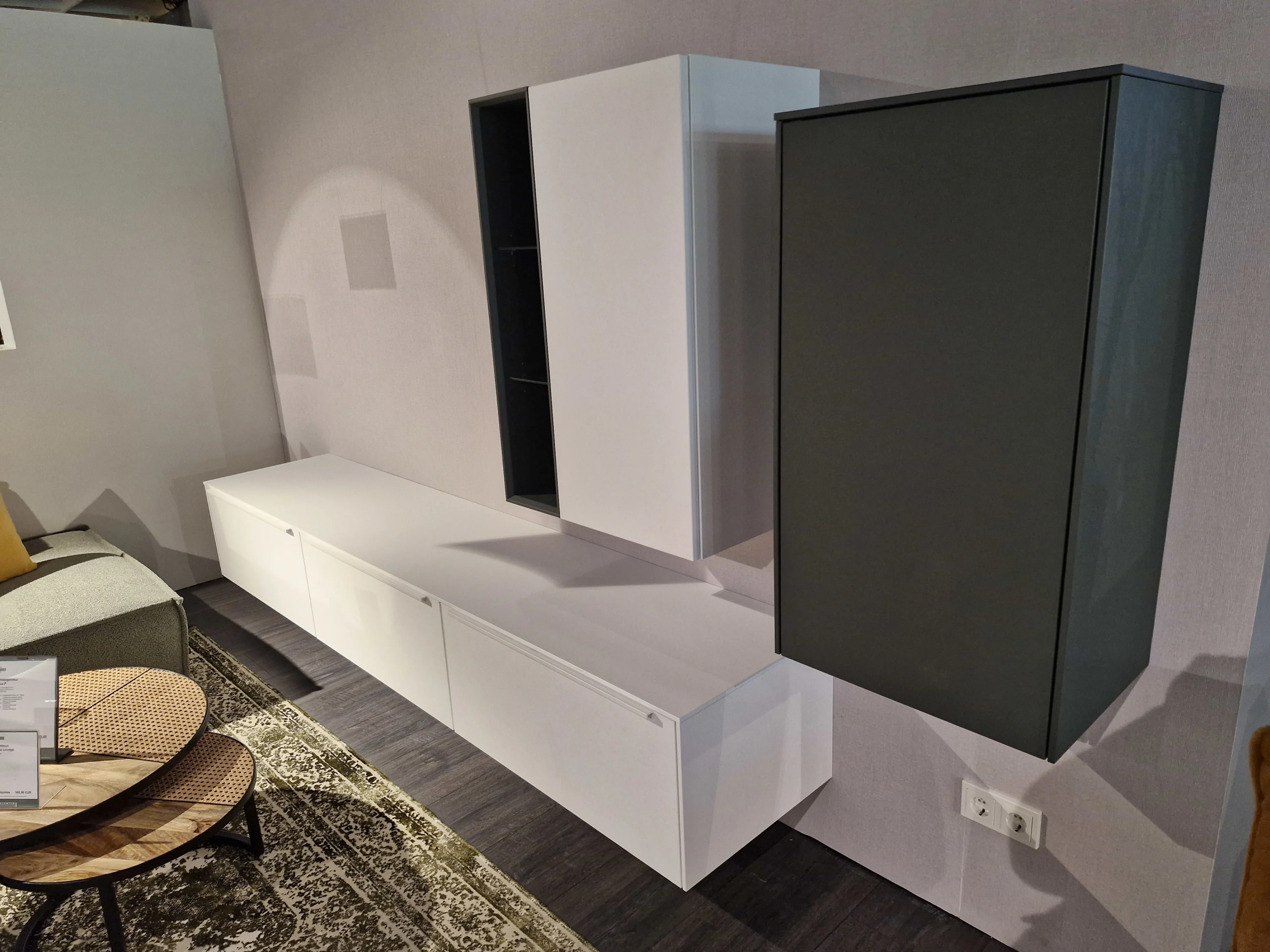 Wohnzimmer mit Fernseher und Stuhl