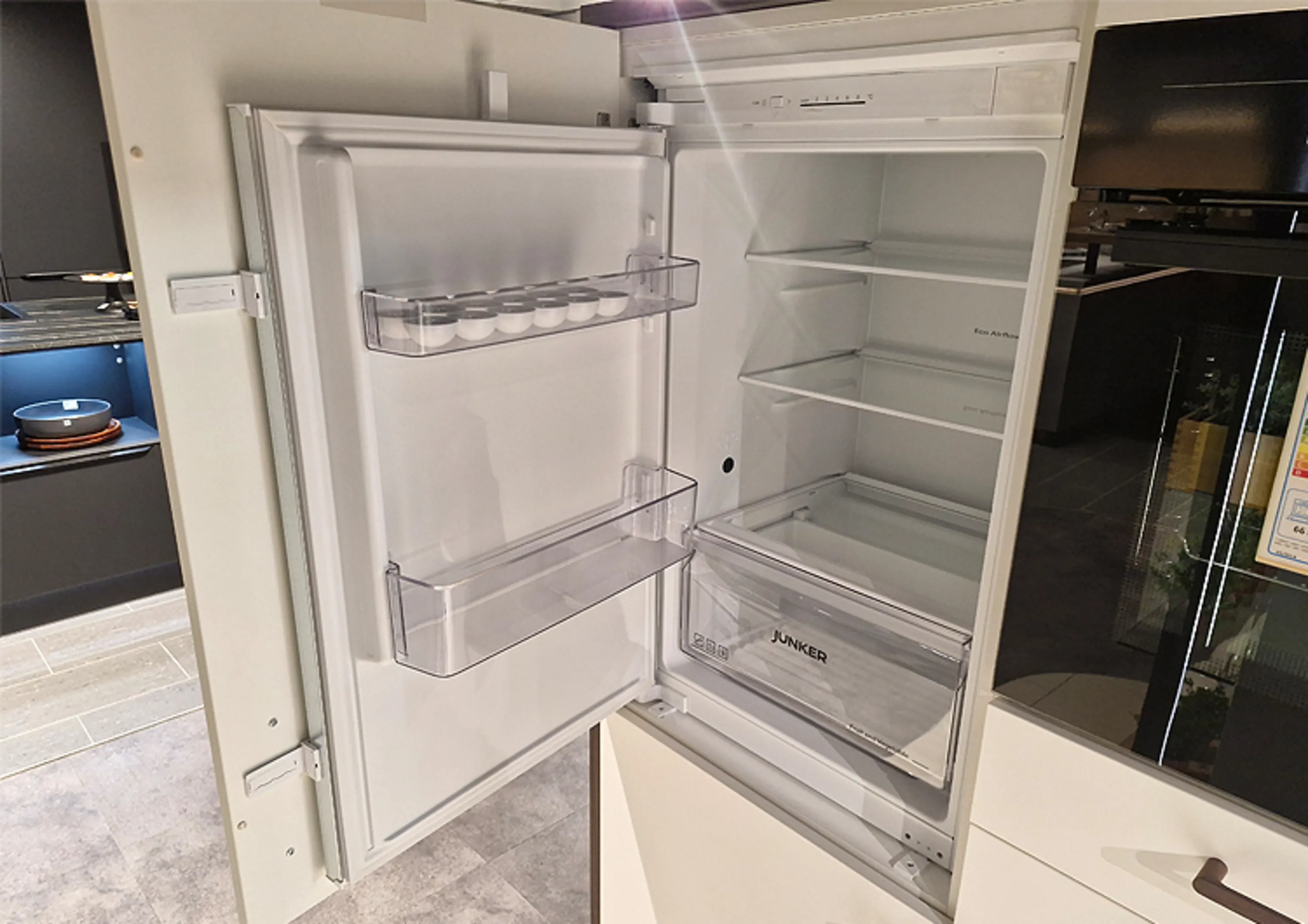 Weißer Kühlschrank mit geöffneter Tür