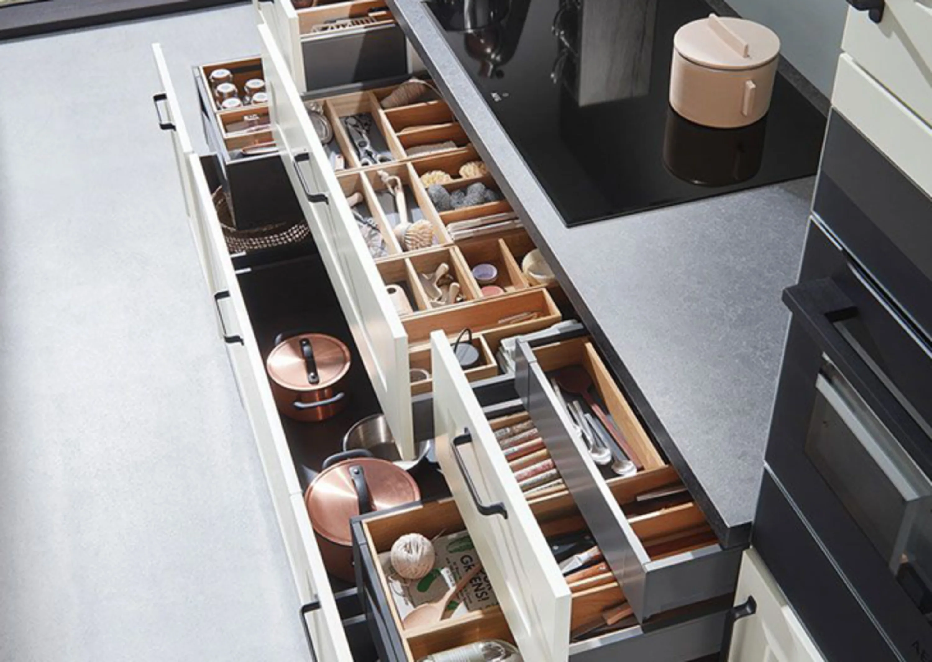 Küche mit Schubladen und Waschbecken