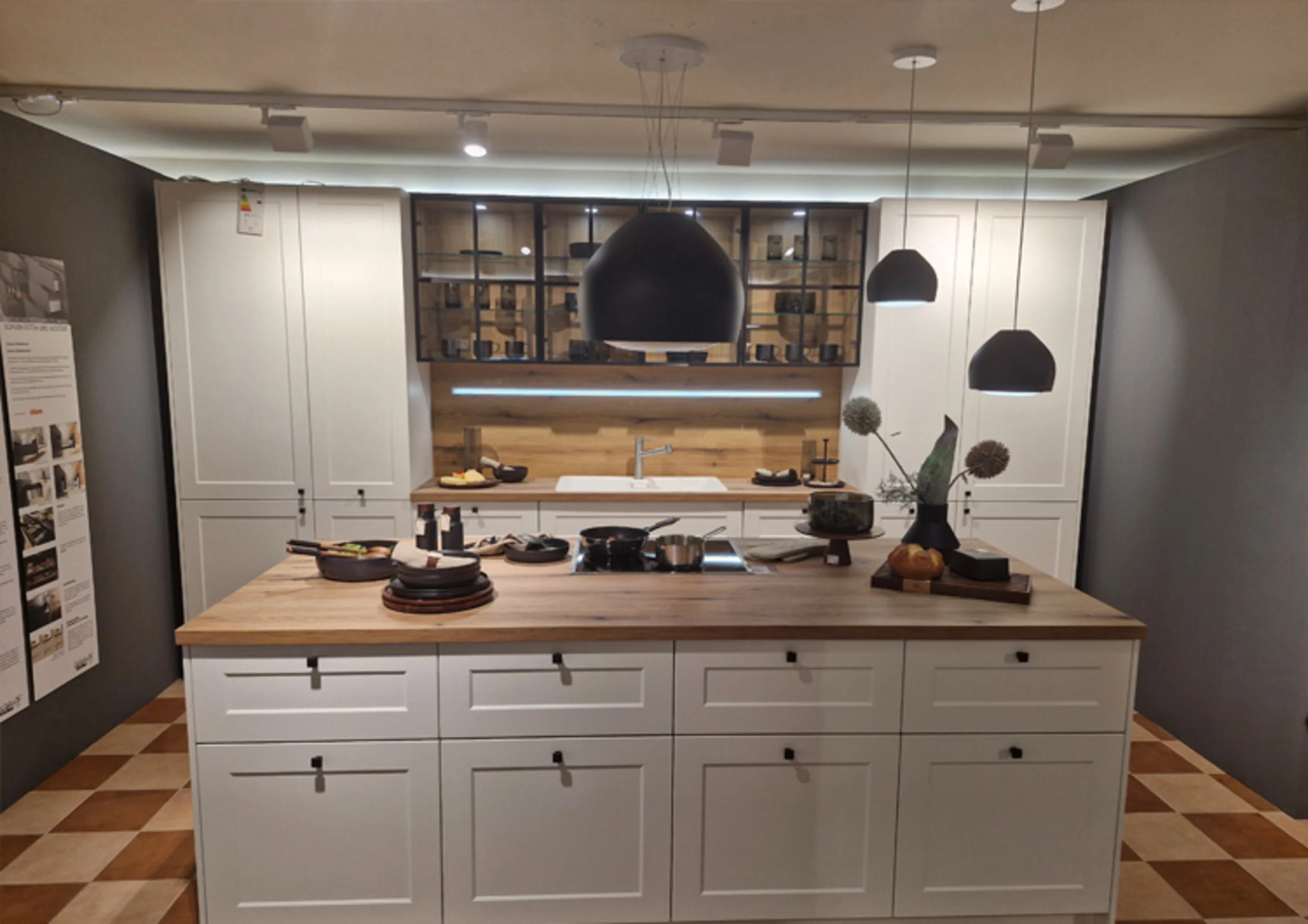 Küche im Landhausstil in der Farbe weiß. Frontansicht.