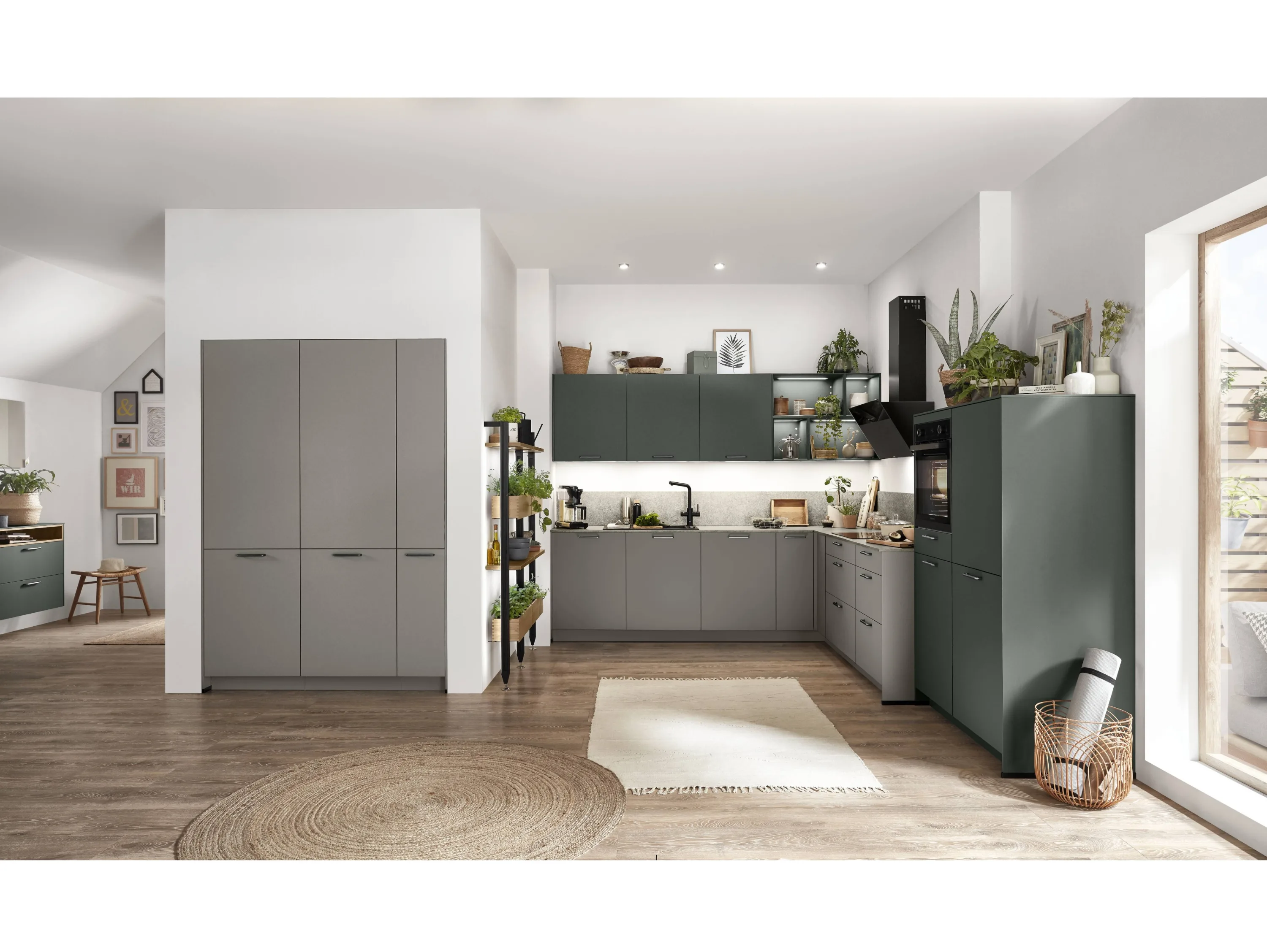 Küche mit grauen Schränken und einem weißen Teppich