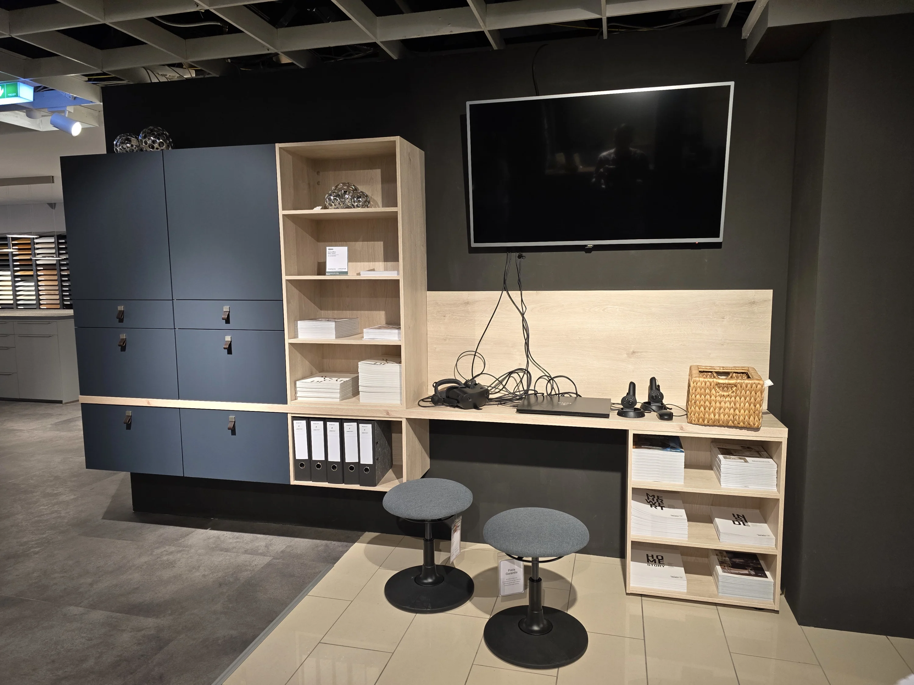 Zimmer mit TV und Schreibtisch