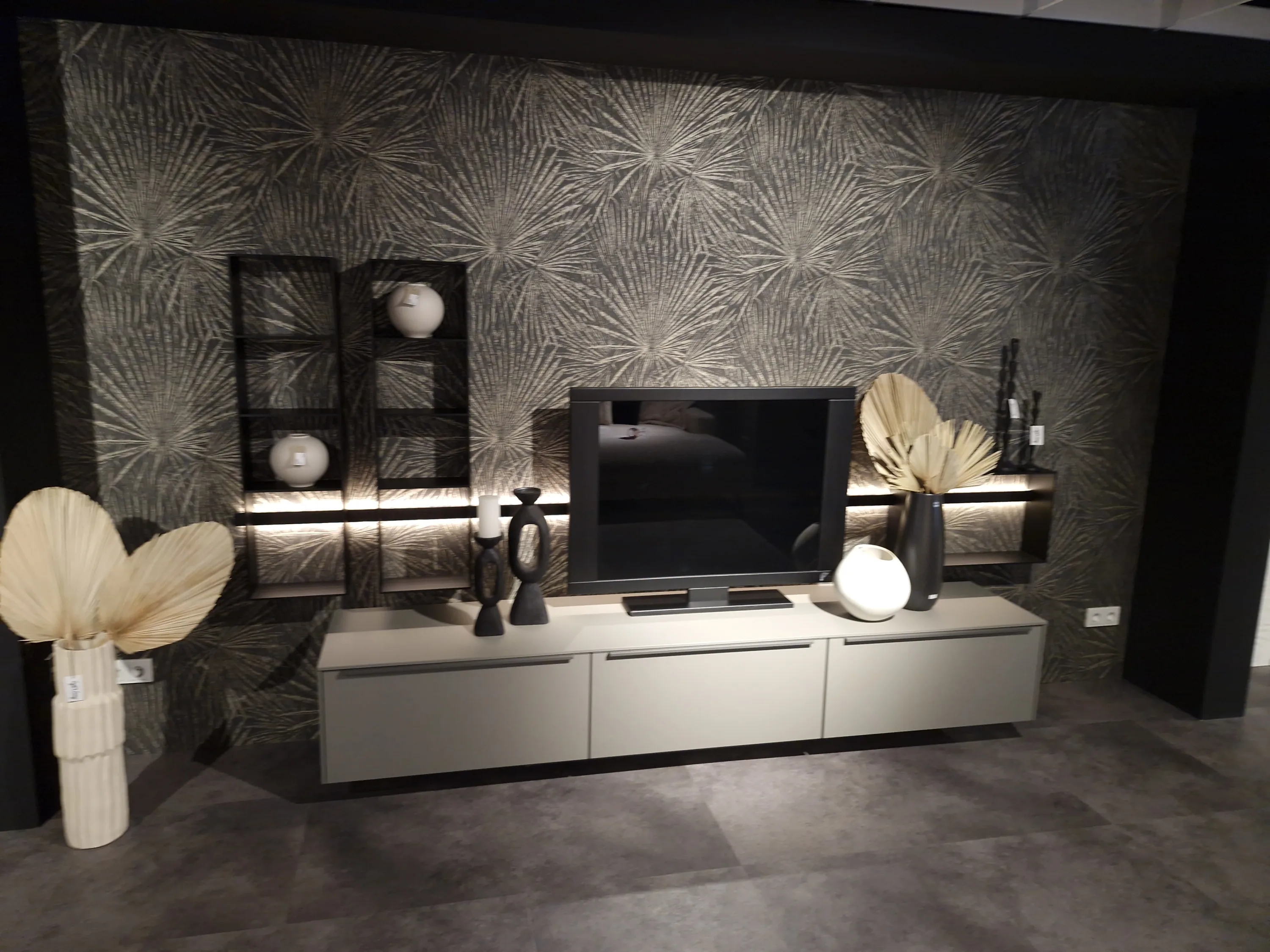 TV-Stand mit einem großen Fernseher darauf