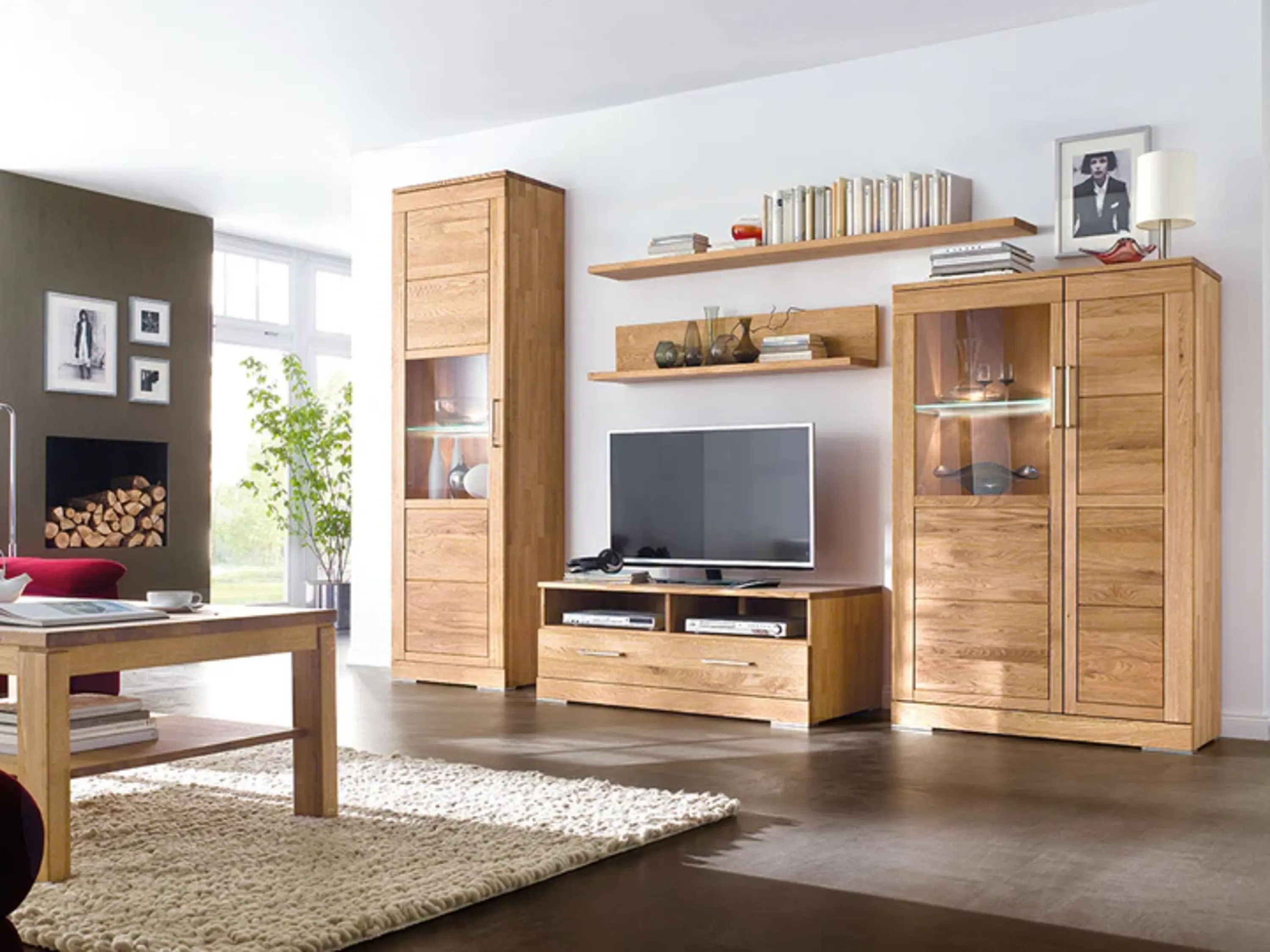 Wohnzimmer mit Fernseher und Couch