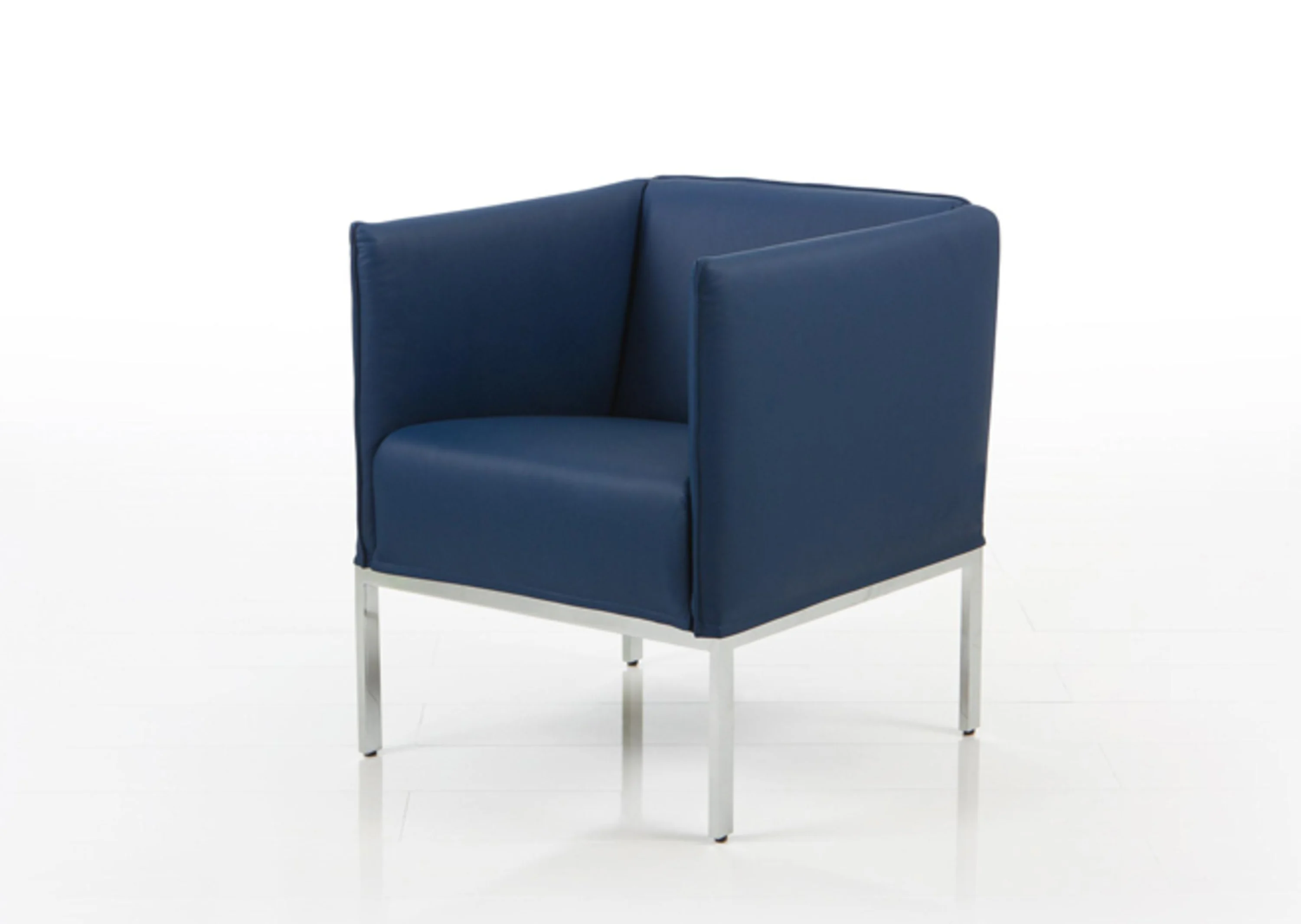 Blauer Stuhl mit Metallrahmen und weißem Hintergrund