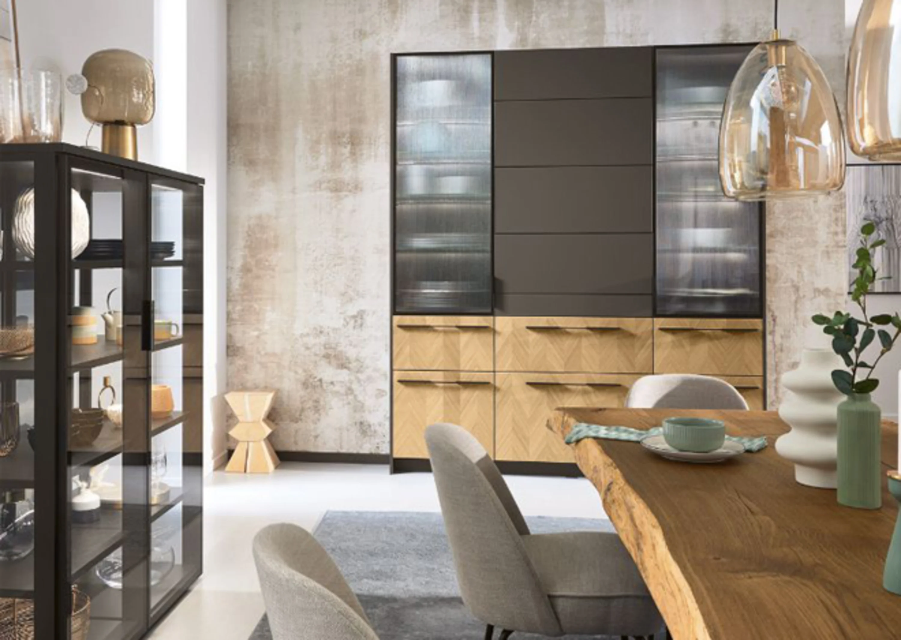 Esszimmer mit Holztisch und Stühlen