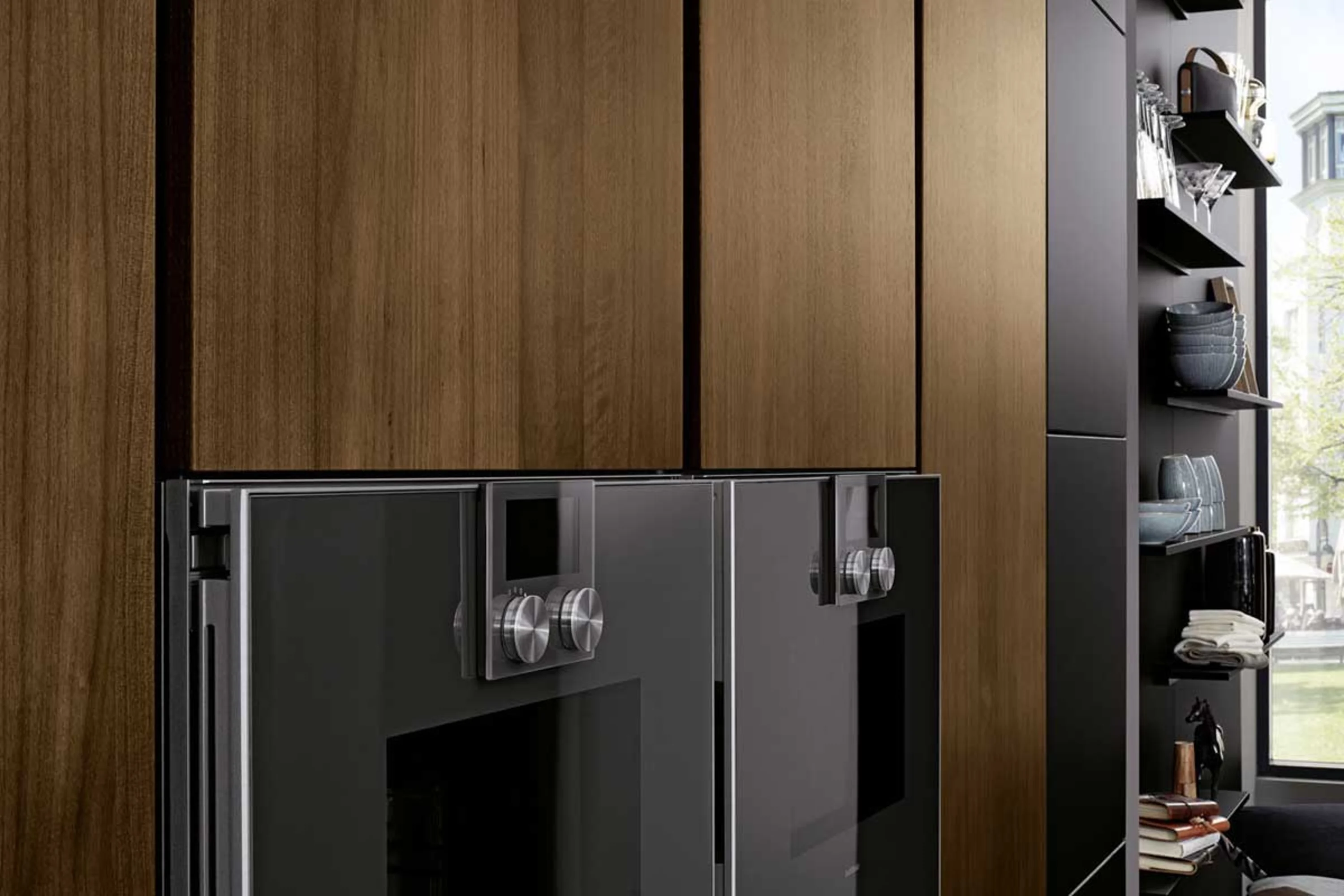 Küche mit schwarzem Kühlschrank und Holzschränken