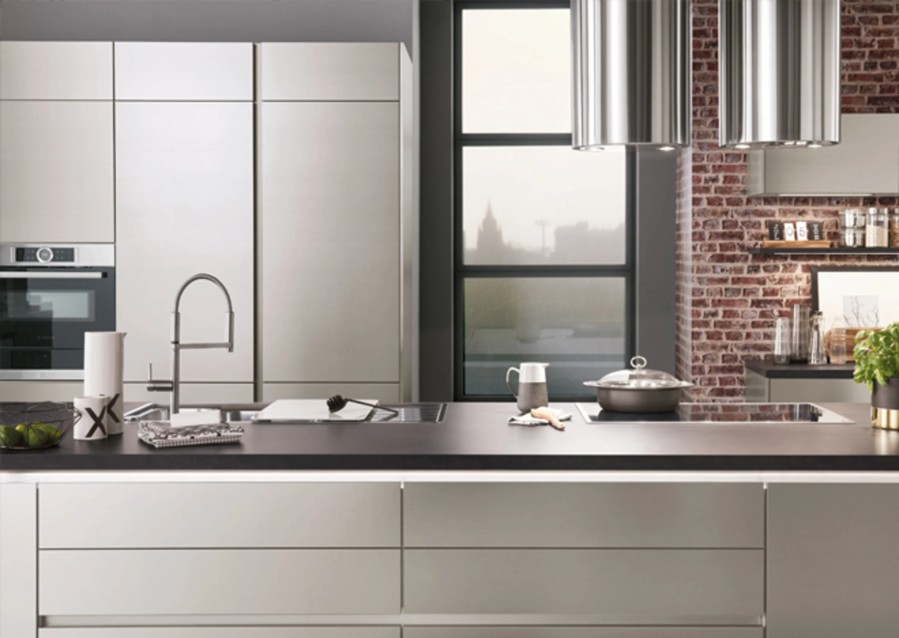 Küche mit einer Ziegelwand und einer Spüle