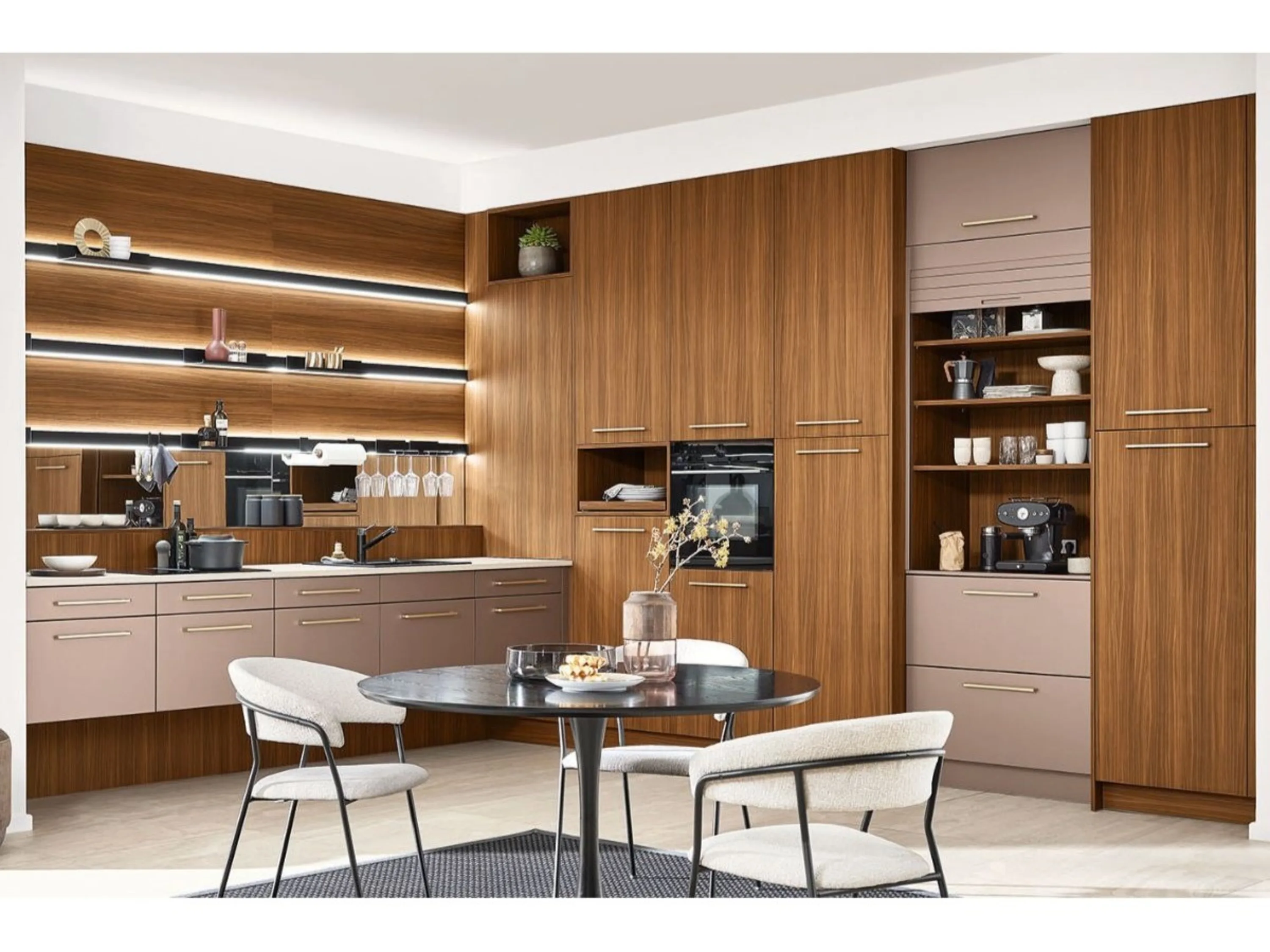 Küche mit Tisch und Stühlen darin