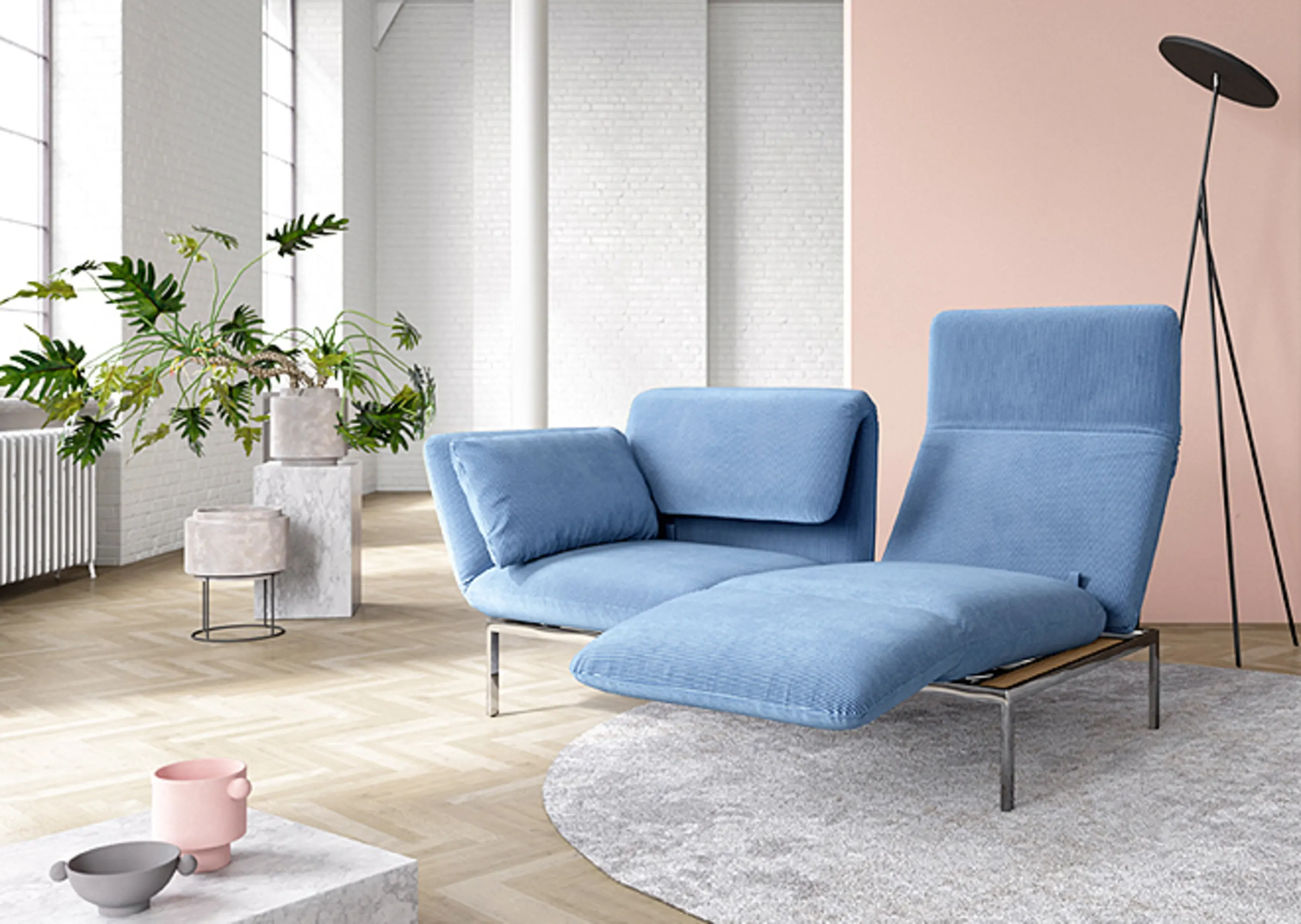 Wohnzimmer mit einem blauen Stuhl und einem weißen Teppich