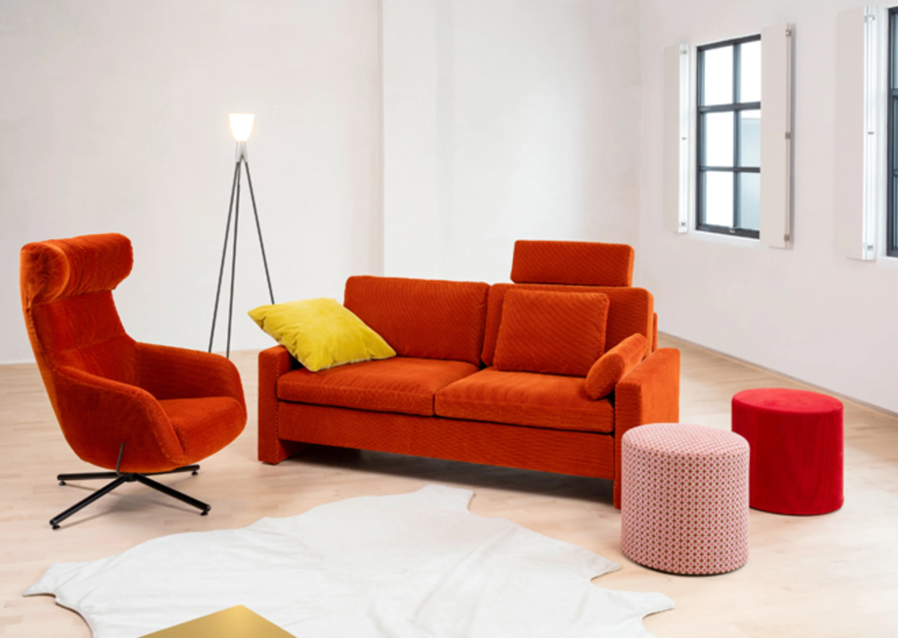 Wohnzimmer mit Couch, Stuhl und Ottoman