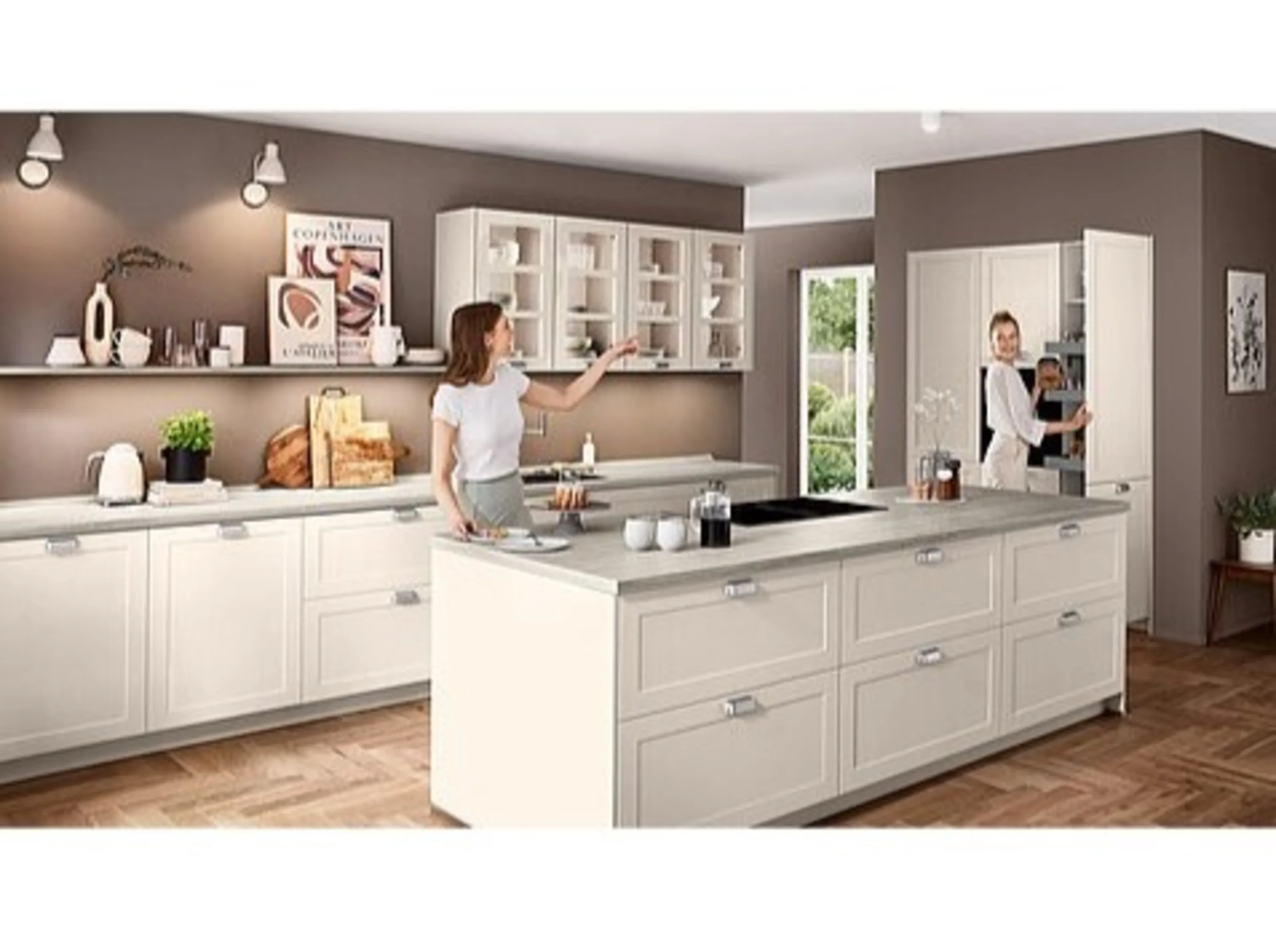 Frau steht in der Küche mit einem weißen Schrank