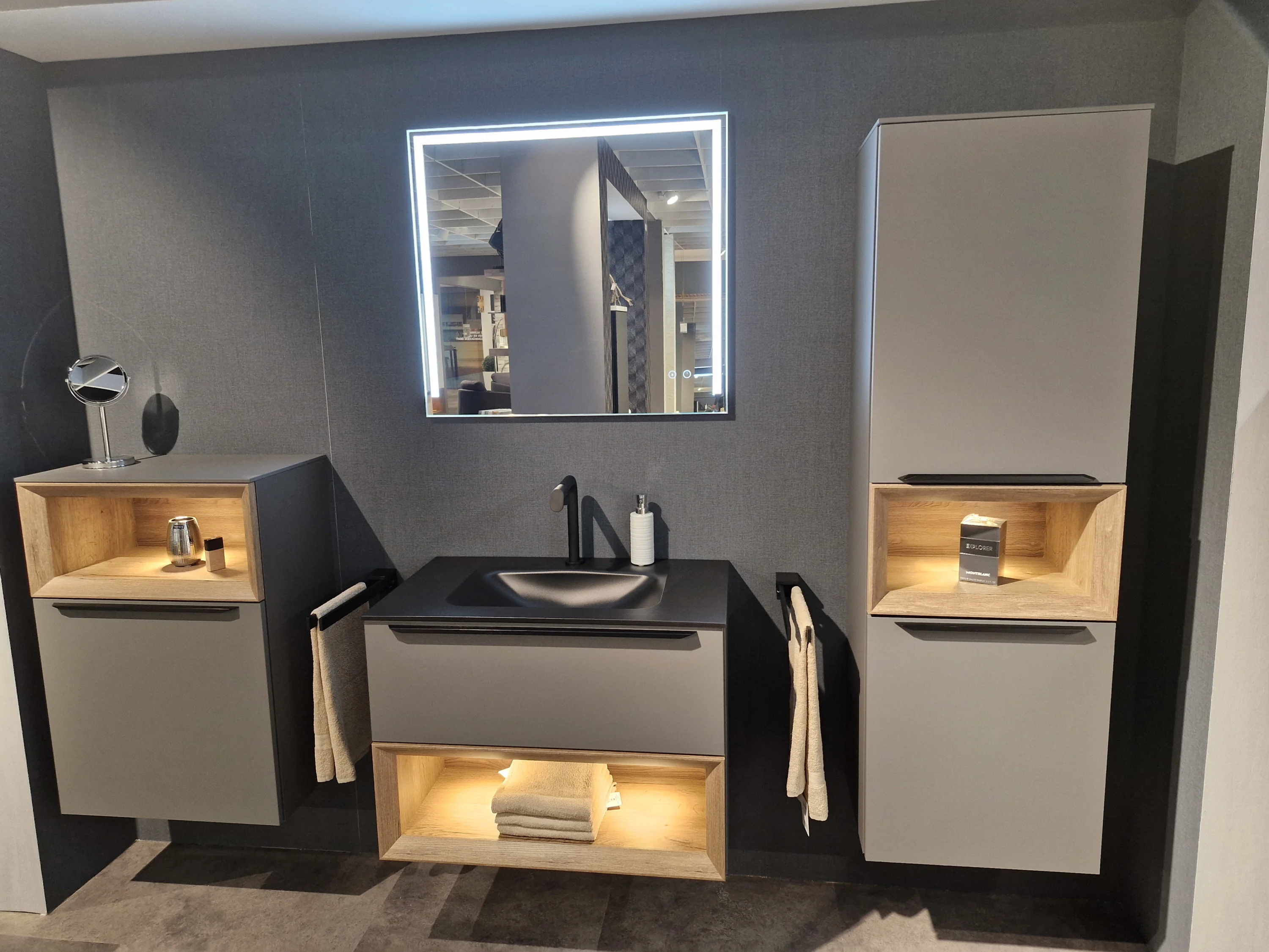 Badezimmer mit Waschbecken und Spiegel